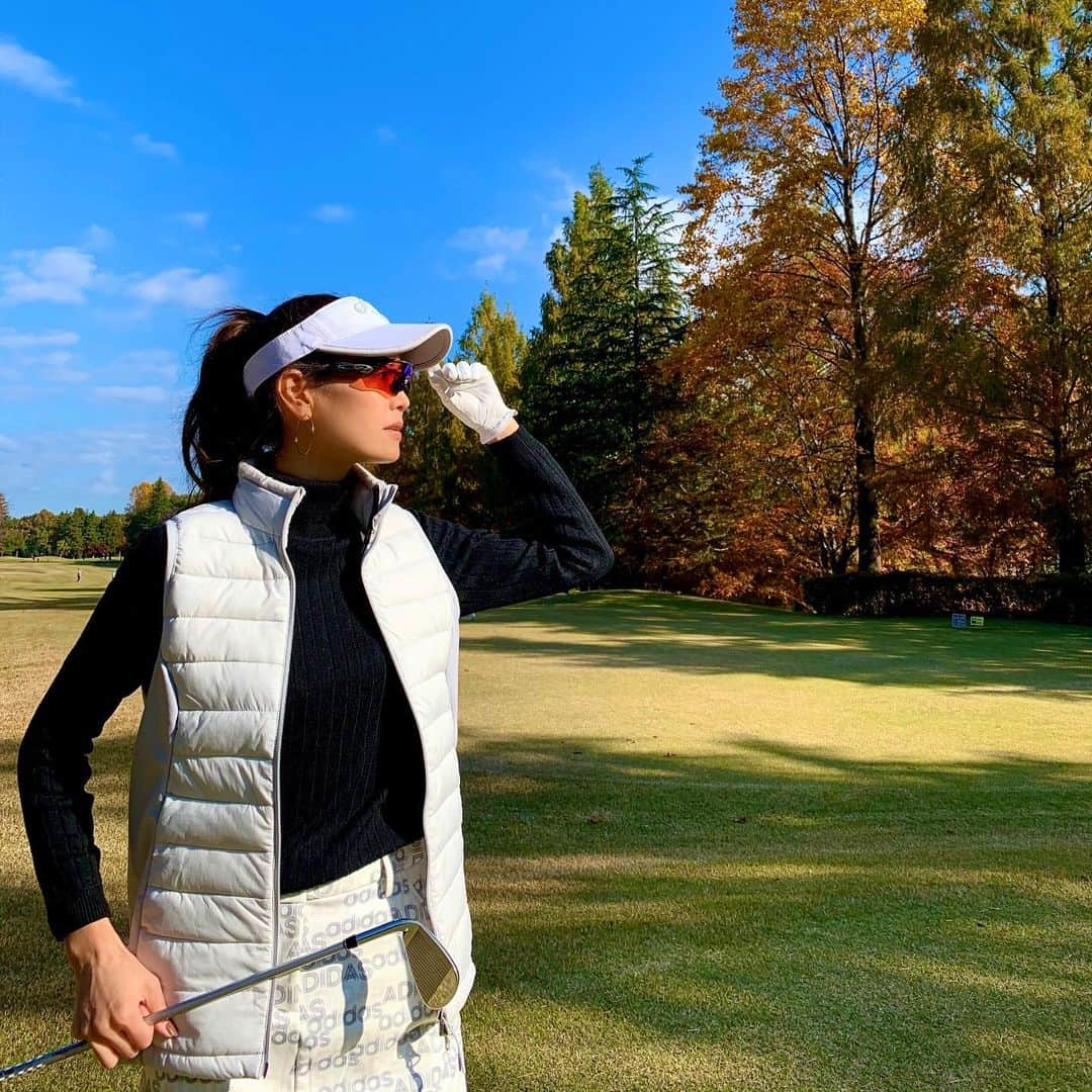 葛岡碧さんのインスタグラム写真 - (葛岡碧Instagram)「ベスト更新⛳️✨ 今年はゴルフの秋でした🏌️‍♀️  今まで全然してなかったパターやアプローチをしっかり練習するようになり、スコアを作れるようになりました。 そして、いろいろなボールも試し今の自分に合うボールを見つけ、しっかり計測機で測ってプレイするようになったら、みるみるスコアが縮まりました☺️ ゴルフがこんなにも考えるスポーツだなんて🤔  打感とスピンのかかり具合が今の私にはぴったりのボールは、@bridgestonegolf のJGR 計測機は @bushnellgolf   クラブもそろそろ替え時かなぁ、、、🤔 もっと楽しくなってきました😊🎶  #midorikuzuoka #葛岡碧 #葛岡碧動画 #葛岡碧ゴルフ」12月14日 12時05分 - midori_kuzuoka