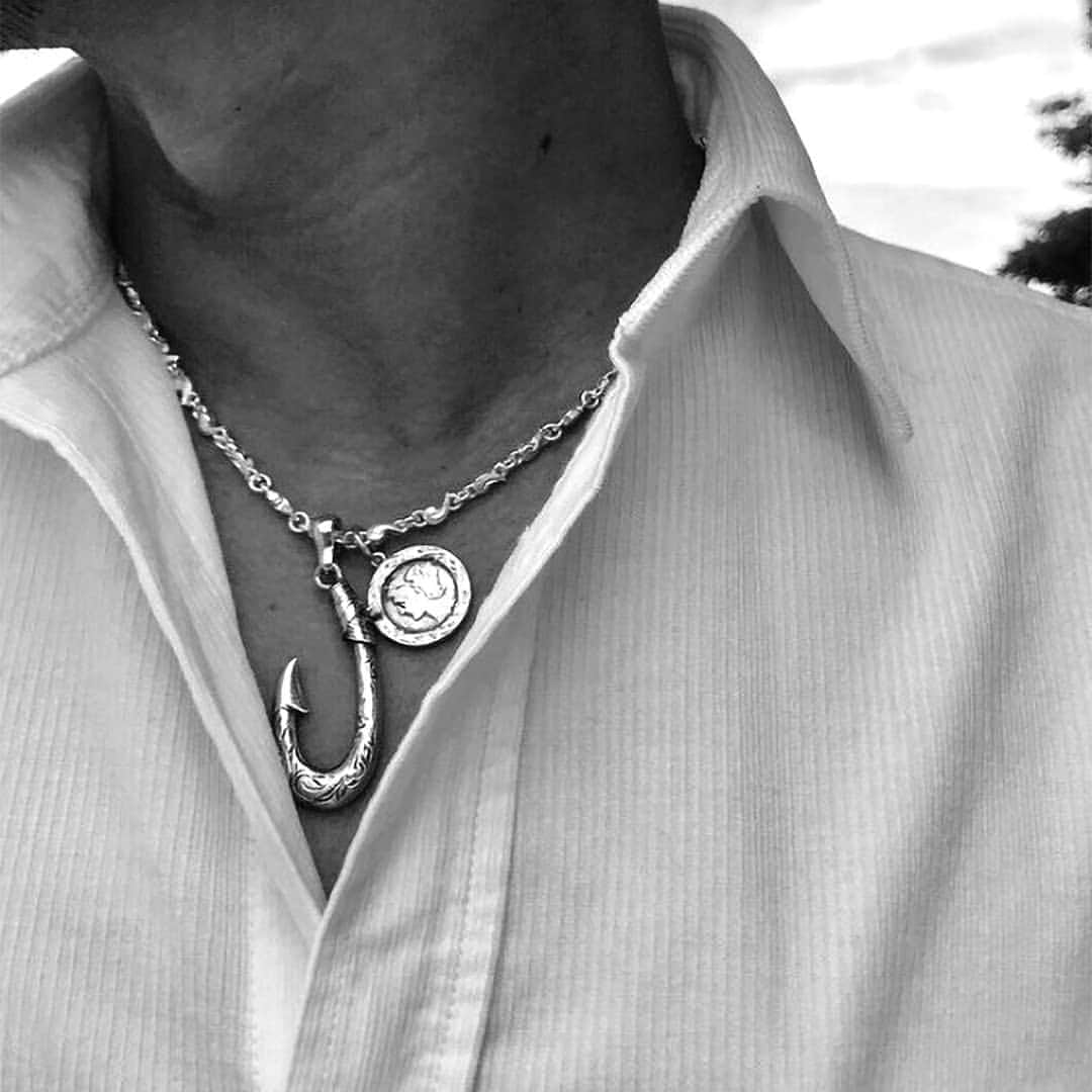 Maxi Hawaiian Jewelryさんのインスタグラム写真 - (Maxi Hawaiian JewelryInstagram)「私は祖父から貰ったネックレスが形見となり、それを失くしてしまった事でネックレスという生活必需品ではない物がこんなにも大切な物になると知りました。  そこからジュエリーに興味を持ち始めて、 デザイン、制作の道へ進む決意をしました。  その後Maxi Japan立ち上げの時、創始者であるHowardと出会い、"幸せがたくさん釣れますように" と、贈ってくれたネックレスは今も私の宝物です。  Maxiの素晴らしさを多くの人に知ってほしい。 そう願いながらネックレスと共に過ごした日々の中で、たくさんの事を教わりました。  ぶつかる事もあるけれど、 大切な仲間と目標に向かって努力し、達成した時の喜び分かち合う事の素晴らしさ。  悲しい事や辛い事があった時、 応援してくれたり、何も言わずに見守って支えてくれる友人や家族のあたたかさ。  祖父からもらったネックレスは失くしてしまったけど、今でも首にあって自分を見守り、導いてくれてるんだと信じています。  "想いを込めて贈り、想いを込めて身につける。"  そこで初めてアクセサリーが、 ジュエリーという宝物になるんだと思います。  これからもその想いを繋ぐ事が少しでもできるように、1つ1つに想いを込めて制作して伝えていきます。  Maxiと共に過ごす日々が笑顔で溢れてる事を祈っています。　  @maxi_japan_official （株）Montresor 代表取締役 大熊建司  #withmaxi  @lealeahawaiianvillege @his_hula」12月14日 12時00分 - maxi_japan_official