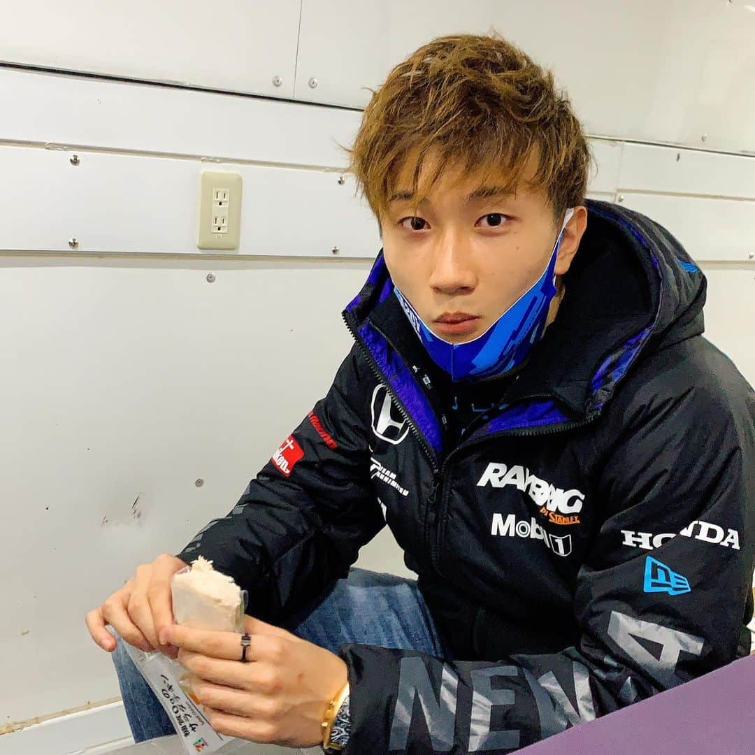 山本尚貴のインスタグラム：「せっかく二人でチャンピオン獲ったのに仕事全部一人でつまらないぞ！笑 この間にたくさん稼いでおくから元気になったら大好きなサラダチキンたくさん買って食べさせてあげる😂 早く元気になって戻ってこーーーい！🙌  焦らずまずは身体を休めて🙏✨ みんなで待ってます👍」