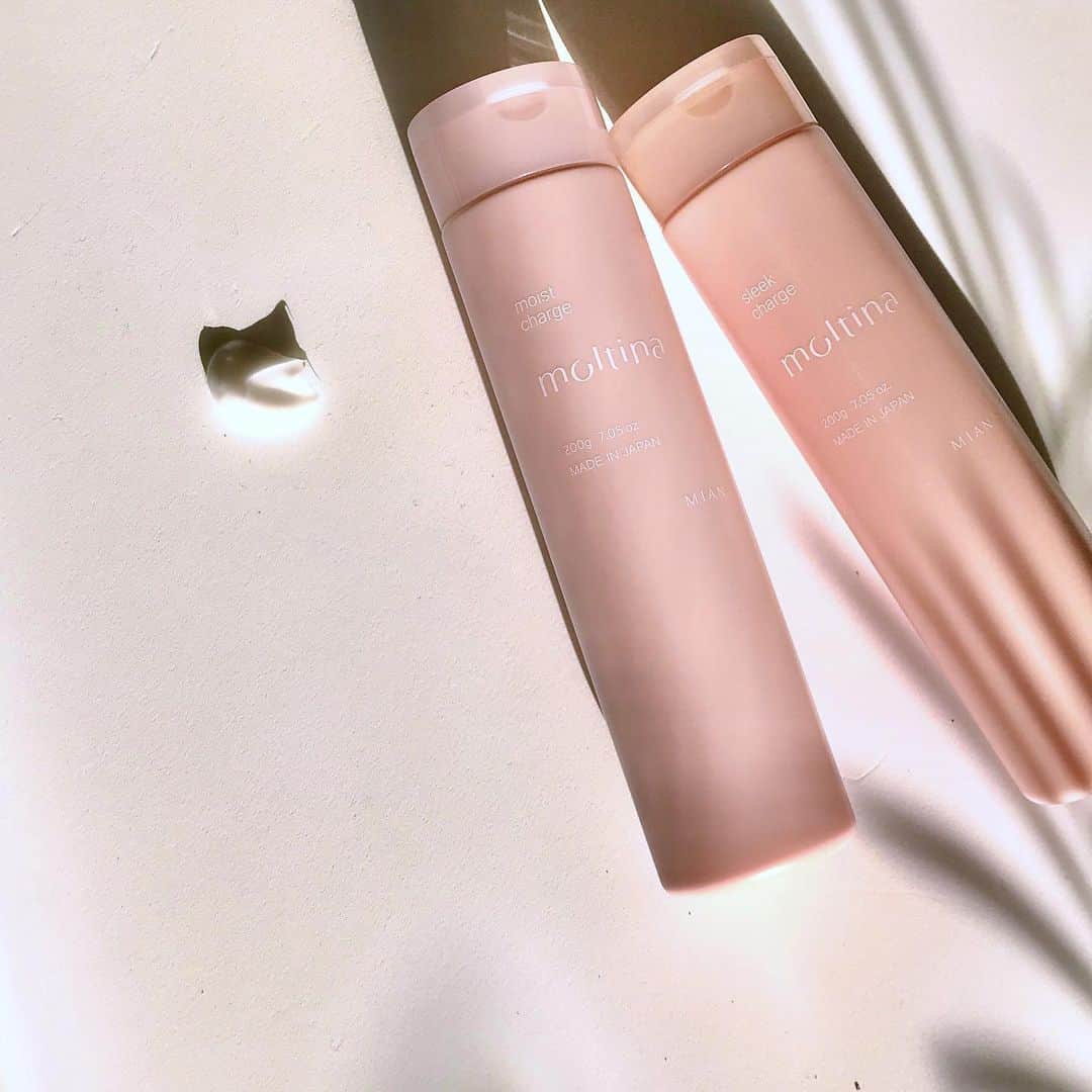 フォードヘア化粧品のインスタグラム：「キューティクルケアにこだわったトリートメント システムトリートメントの応用で作られたト リートメントは、ケミカル・年齢・環境、様々なダメージ要因を分析し、幅広いダメージレベル に適した設計になっています。 . また、大気汚染の付着によるダメージ要因の軽減にも◎ . #スリークチャージ #モイストチャージ . お買い求めは、moltina 取り扱いサロンまで。 取り扱いサロンは、moltina オフィシャルページ にてご確認ください。 .「#モルティナ」「#ミアンビューティー」のハッシュタグで投稿してくださった方は、リポストさせて頂いています☆ . . #フォードヘア化粧品はミアンビューティーへ #MIANBEAUTY #やさしくわたしらしく #三口産業 #美容室専売品 #ヘアサロン #美容室 #美容師 #プロフェッショナル #美容 #moltina #ツヤ髪 #ツヤ髪トリートメント #髪質改善 #髪質改善トリートメント #美髪 #美髪トリートメント #美髪チャージ #艶髪 #艶髪トリートメント #うるツヤ髪 #ダメージケア #モテ髪 #パーソナルケア #ヘアケア商品 #アンチポリューション」