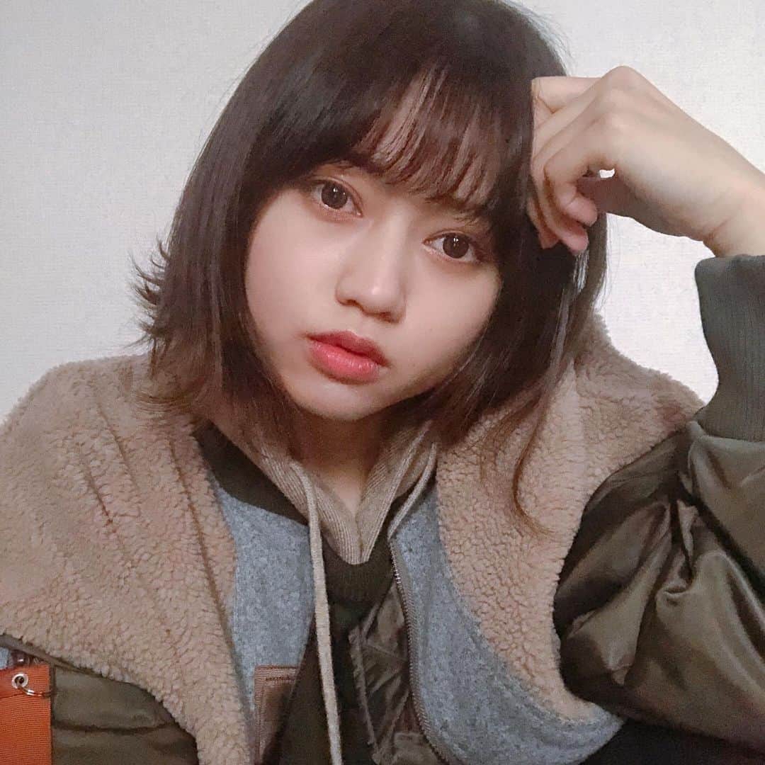 西山野園美のインスタグラム：「27歳になりました！ 今日まで元気に生きれた自分を褒めてあげる！  健康な体で生きるのは自己管理もあるけど、環境とか周りの人達の助け合いもあって成り立ててるものだと思うから本当に生きてるだけで感謝する事が多いですありがとうございますありがとうございます皆さんのおかげですありがとうございます  自分のこと剛鉄のメンタル持ち合わせた気の強い女だと勘違いしてたんだけど、(どうせならずっと勘違いしときたかった〜〜〜)自信無いし、メンタル弱いし、人に頼る事を恥ずかしいと思ってしまっていて、ポンコツだな〜ってしみじみ感じた一年でした🥺  それでも生きなきゃいけないし、人生は長いし、やりたい事はあるしと思ってとりあえず前は向いてる🤣🤣  今年もいろんな人間を見て、大事な事を沢山教わったからこれからはアウトプットするぞ！年齢は関係ないな！  弱くていいから、毎日少しずつ自分に勝てるようになるし、日々笑顔で過ごせるようにマインドを変えるぞ！やりたいことはまず口にする！  お祝いメッセージ沢山ありがとうございます！ これからもよろしくお願いします☺️☺️💜  今日ふたご座流星群だよ！たのしみ！」