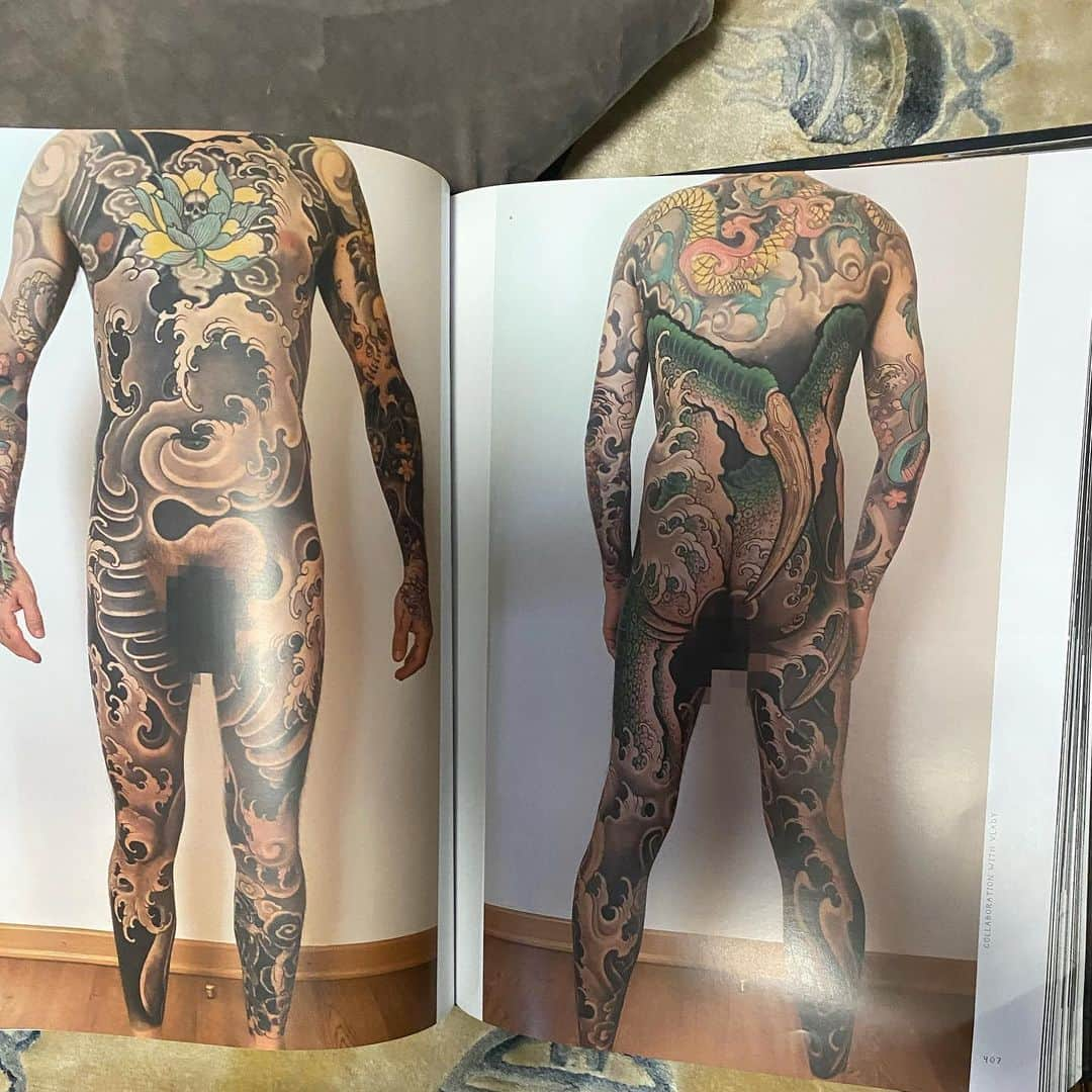 中野義仁さんのインスタグラム写真 - (中野義仁Instagram)「the F iLip Leu tattoo art photo books‼️ part 1, 　　 #H2ocean #H2oceanproteam #officialh2ocean #instagram #traditional   #japan  #artist #artistmafia #friend #tattoos #tattooing #tattoomag  #inK #inkdmag #tattoomagazine #tattoos_of_instagram   #tattoolifemagazine #tattooenelgy #tattooinstagram #tattoomania #artistmafia #tattoocultur #tattoocomunity #tattooculturmagazine #tattooare  @jessyentattoo @dennis_camsupply @yokohama_tattoo_museum @souryou @kiwamijewelry @horiyoshi3shop @taiwantattooconvention @horiyoshi4_kaku」12月14日 12時07分 - horiyoshi_3