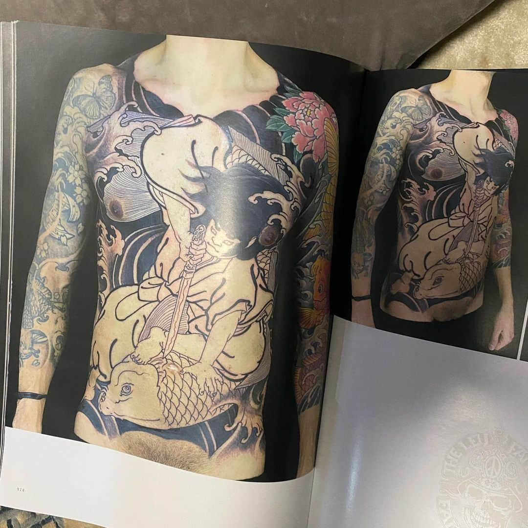 中野義仁さんのインスタグラム写真 - (中野義仁Instagram)「the F iLip Leu tattoo art photo books‼️ part 1, 　　 #H2ocean #H2oceanproteam #officialh2ocean #instagram #traditional   #japan  #artist #artistmafia #friend #tattoos #tattooing #tattoomag  #inK #inkdmag #tattoomagazine #tattoos_of_instagram   #tattoolifemagazine #tattooenelgy #tattooinstagram #tattoomania #artistmafia #tattoocultur #tattoocomunity #tattooculturmagazine #tattooare  @jessyentattoo @dennis_camsupply @yokohama_tattoo_museum @souryou @kiwamijewelry @horiyoshi3shop @taiwantattooconvention @horiyoshi4_kaku」12月14日 12時07分 - horiyoshi_3