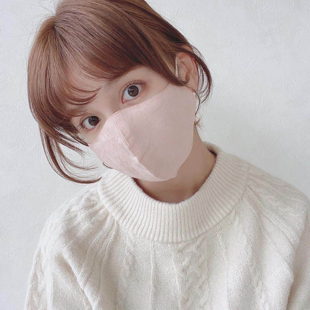 村田倫子さんのインスタグラム写真 - (村田倫子Instagram)「つけるだけで、気持ちが高鳴るidemのニューマスク。😷❤︎  今日から　@idem__official にて　発売開始よ。  ジャガード模様にきゅん。裏地は見えないけど、艶感のあるシルクのサテン生地をつかってます。」12月14日 12時08分 - rinco1023