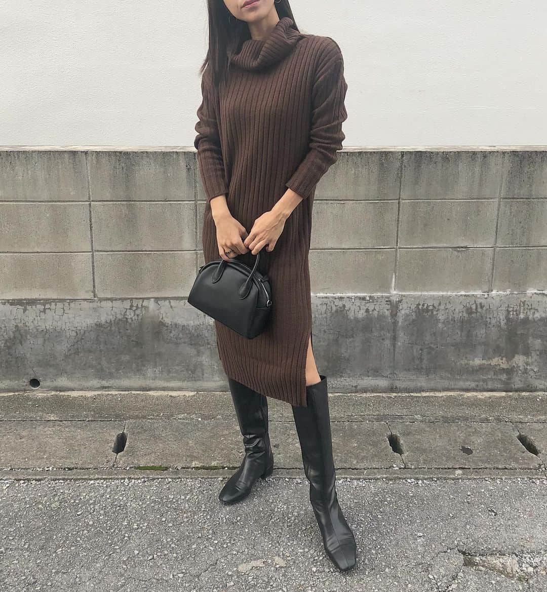 Minamiのインスタグラム：「﻿ ﻿ 今季のニットワンピースは、﻿ @pierrot_shop の2ネックリブニットワンピース。﻿ ブラウンのMサイズ着用です。﻿ ロングブーツとあわせたよ👢﻿ スリットがあるからロングブーツでもいけた◡̈︎﻿ 体型カバーもできて楽ちんだよ。 大人シンプルでおすすめです！﻿  #pierrot  #pierrot_shop  #ピエロアンバサダー  #選べる2ネックリブニットワンピース (b1903-031351)  ﻿」