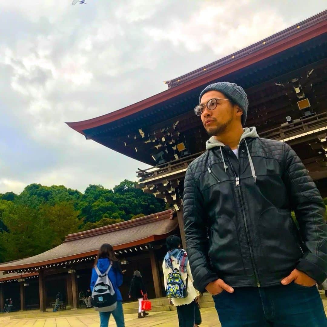 君島良夫のインスタグラム：「今年もまもなく終わり。世界を旅できないのは残念だけど、日本がホームで良かったと痛感した1年だった。誰かさんが言うほど日本は悪いところじゃないよ。  Love to travel around the world but more than that love to call this beautiful country home. Haters gonna hate. Do you love #Japan ? 🇯🇵⛩🍣🗼」