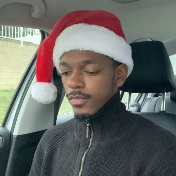 Reggie COUZのインスタグラム：「It’s about that time is it ?!?🤔 🥴.. 🎅🏾🎄.. 😂😂😂 #Chriimah」