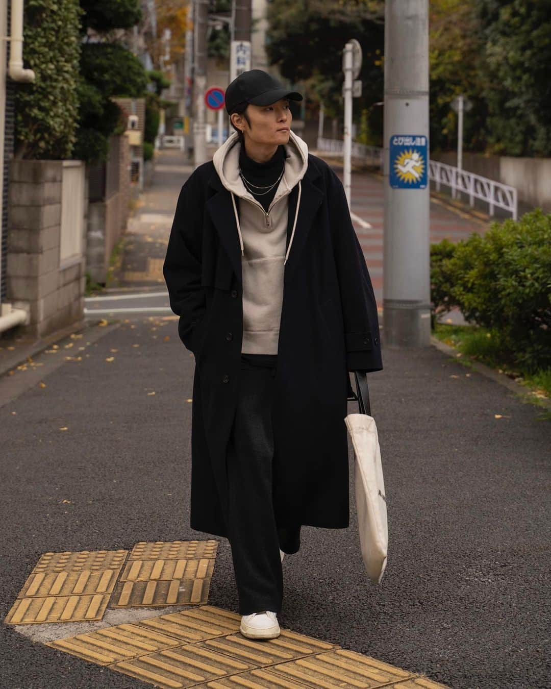 Ryoさんのインスタグラム写真 - (RyoInstagram)「ㅤㅤㅤㅤㅤㅤㅤㅤㅤㅤㅤㅤㅤ コートにパーカーを合わせたくなる〜🧥 そしてコートの時は、大きめのトートバッグが便利👜 ㅤㅤㅤㅤㅤㅤㅤㅤㅤㅤㅤㅤㅤ coat:#ssstein hoodie:#yoketokyo pants:#sunsea shoes:#oamc bag:#jilsander」12月14日 21時42分 - ryo__takashima