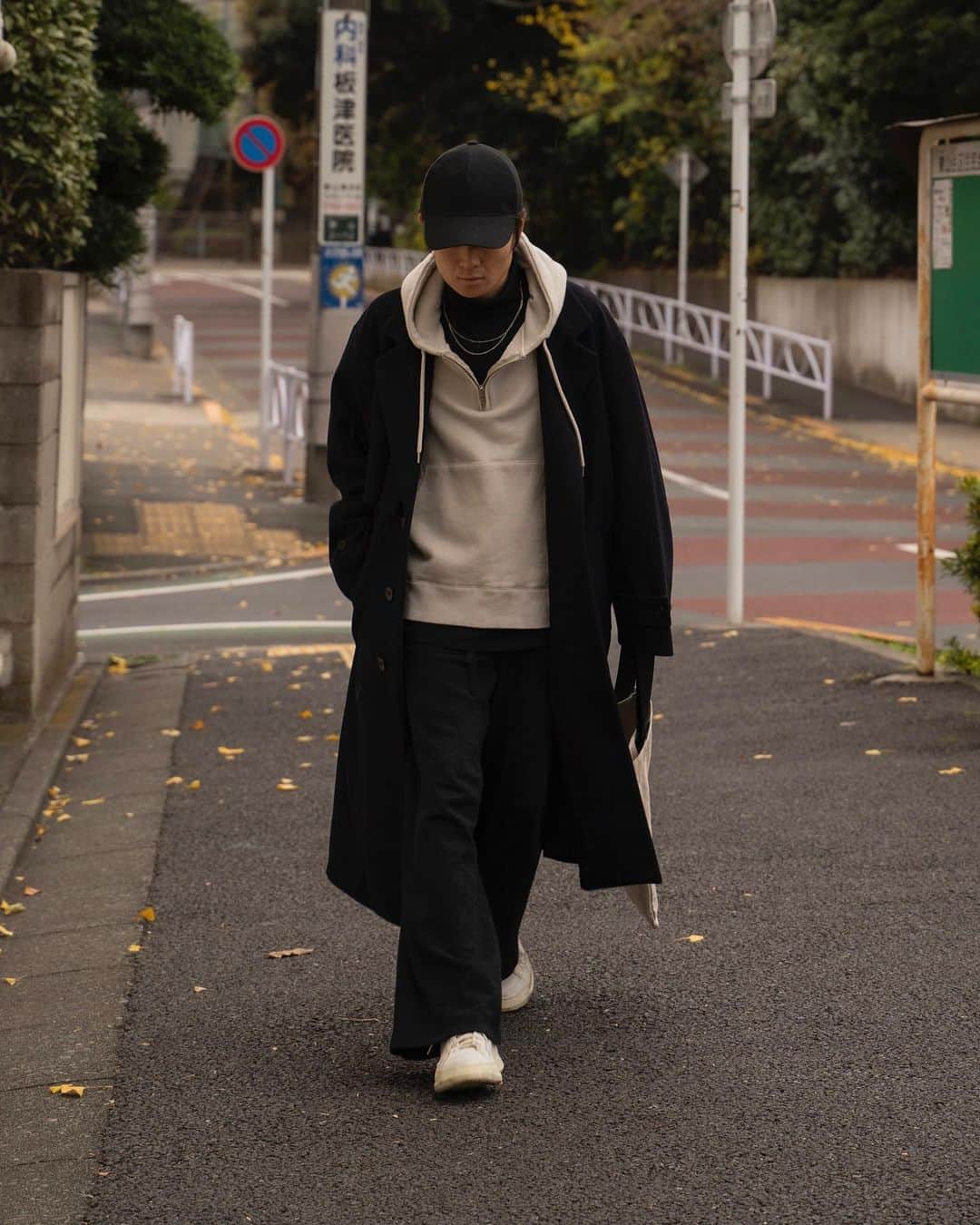 Ryoさんのインスタグラム写真 - (RyoInstagram)「ㅤㅤㅤㅤㅤㅤㅤㅤㅤㅤㅤㅤㅤ コートにパーカーを合わせたくなる〜🧥 そしてコートの時は、大きめのトートバッグが便利👜 ㅤㅤㅤㅤㅤㅤㅤㅤㅤㅤㅤㅤㅤ coat:#ssstein hoodie:#yoketokyo pants:#sunsea shoes:#oamc bag:#jilsander」12月14日 21時42分 - ryo__takashima