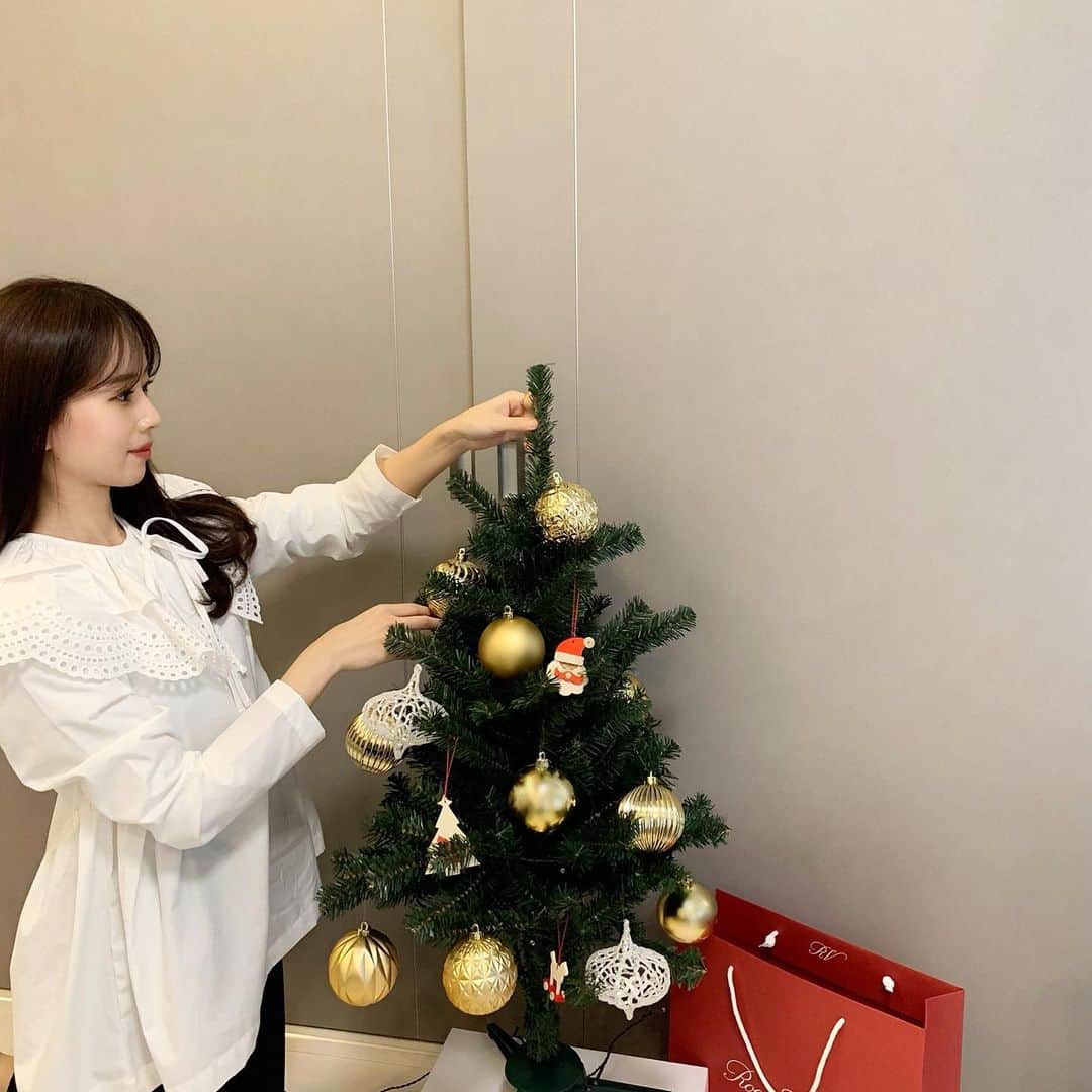 ハンナミのインスタグラム：「🎄  このときに着ていたブラウスは、 今週末に発売の新作 :)❄️ 付け襟は別売りになります♡   ことし最後の 12月新作発売もぜひお楽しみに. . .🤍」