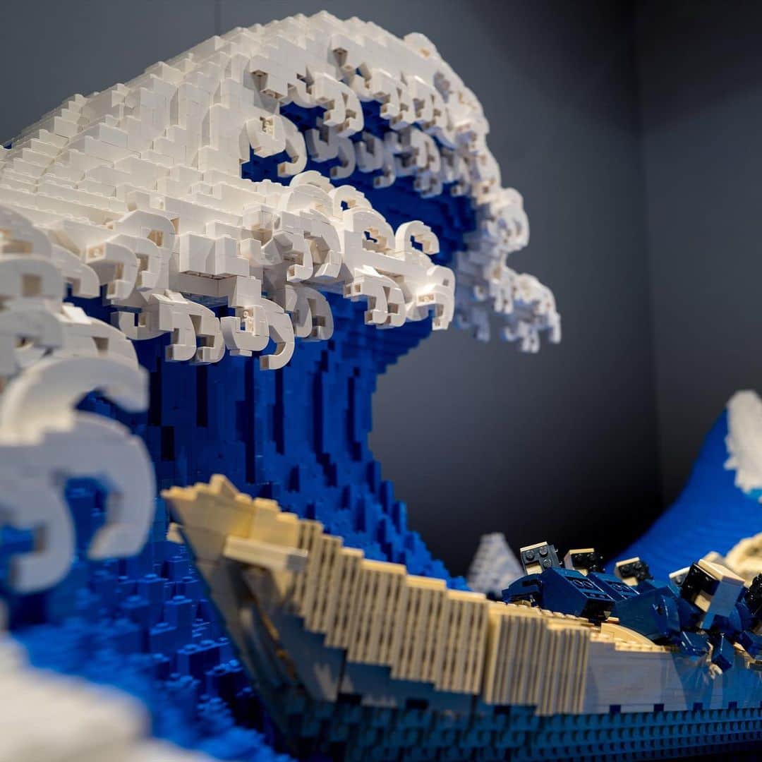 HYPEBEASTさんのインスタグラム写真 - (HYPEBEASTInstagram)「#hypeAF: Certified LEGO master @jumpei.mitsui has unveiled his latest brick-masterpiece. Taking it back to the Edo-period of Japan, the artist recreated Hokusai‘s Ukiyo-e print ‘The Great Wave off Kanagawa’ in magnificent block form. Swipe to take a look. Those in Japan can see the work on display in person at the HANKYU BRICK MUSEUM in Osaka.⁠⠀ Photo: Jumpei Mitsui」12月14日 21時36分 - hypebeast