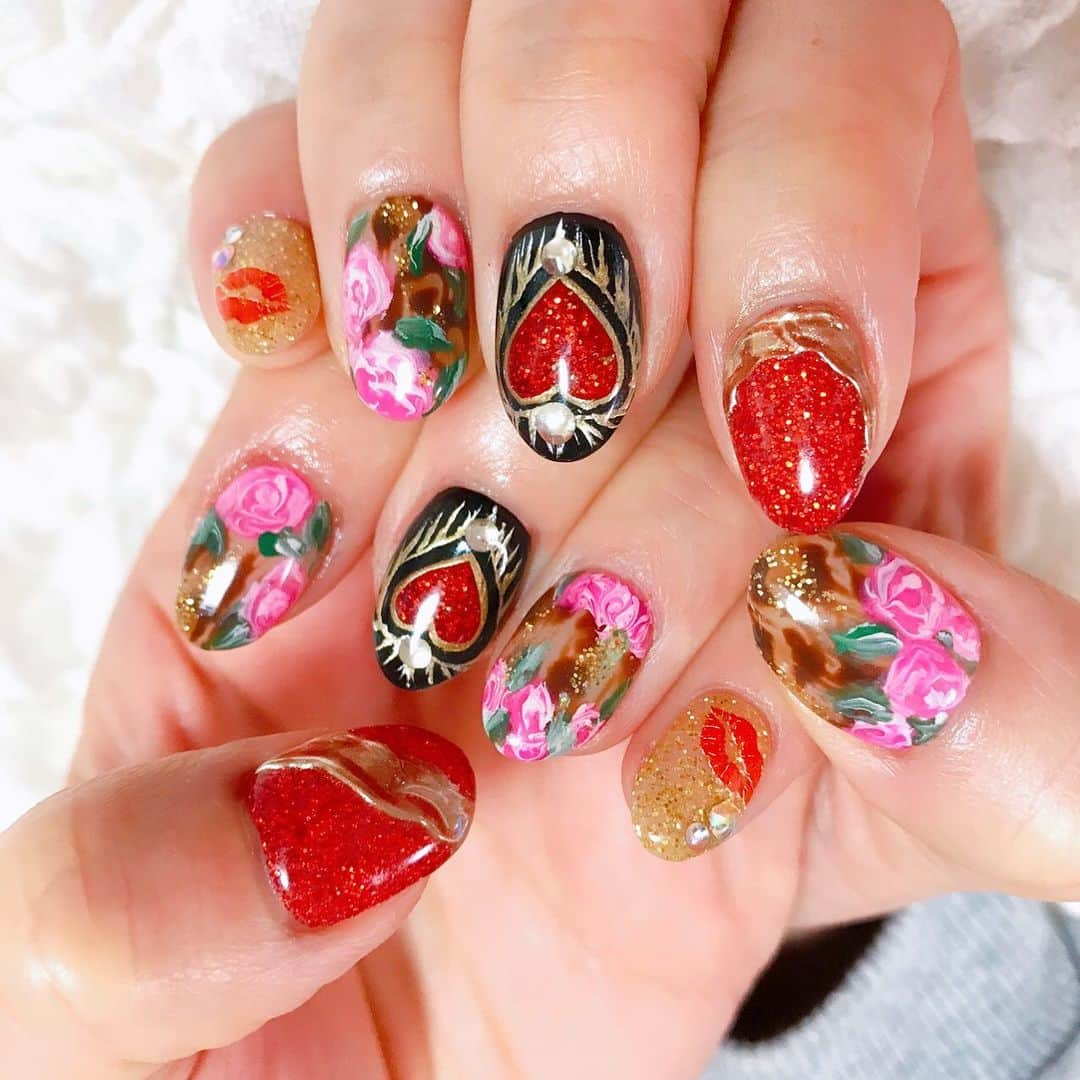 manamiさんのインスタグラム写真 - (manamiInstagram)「💅🏻 ・ ・ 今のnail💅🏻 先日、コスメ買い周り中に ピーンときてドルガバnailに💄💋 めちゃくちゃ気に入ってるけど あと数日でさよ〜なら〜🙋🏼‍♀️ 次はどんなデザインにしようかな？🤔💕 ・ ・ 最近みんなのところになかなか 遊びに行けずごめんなさい🙏🏻💦 またゆっくり遊びに行きま〜す🏃‍♀️💕 ・ ・ #ドルガバ #ドルガバネイル #ドルガバコスメ #ドルガバ香水 #ドルガバリップ #dolceandgabbana #nail #nailart #naildesign #nailstagram #nails #naildesigns #nailswag #ヒョウ柄ネイル #ニュアンスネイルデザイン #薔薇ネイル #pinknails #手が綺麗に見えるネイル #ネイルスタグラム #ネイルデザイン2020 #ネイルデザイン #ネイルデザイン人気 #冬ネイル #冬ネイル2020 #冬ネイルデザイン #冬ネイルアート #winternails #赤ネイル #rednails❤️ #rednails」12月14日 21時36分 - manami_0514