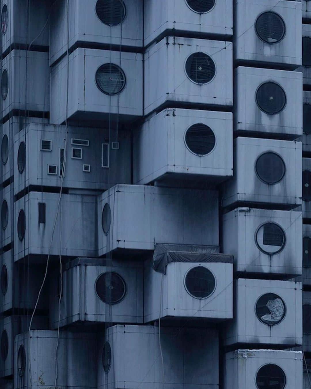 VERBALのインスタグラム：「TOKYO🗼  ALMOST FIVE DECADES ON, THE FUTURE OF TOKYO’S FAMED METABOLIST STRUCTURE REMAINS INTACT. INSIDE THE UNREAL BUILD OF THE NAKAGIN CAPSULE TOWER. Read more on www.ambushdesign.com → “UNIVERSE”   半世紀前の「未来の東京の形」を、現代にそのまま残す中銀カプセルタワー。www.ambushdesign.com →「アンブッシュの世界」にて掲載。  #AMBUSH #UNIVERSE @ambush_official」