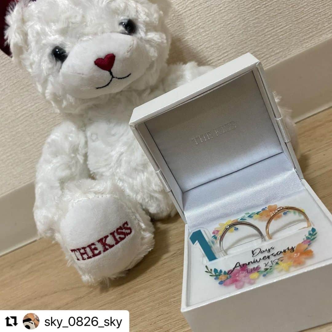 THE KISS_100日リングのインスタグラム：「@thekiss_100_ringsまたは #100日リング のタグを付けて投稿して下さった中で、素敵な写真を選ばせていただきました💍✨﻿ ﻿ ﻿ @sky_0826_sky さま﻿ 100日記念日おめでとうございます！ THEKISSオリジナルベアのLOVEちゃんも一緒にかわいいお写真をありがとうございます💕 素敵な投稿ありがとうございました！﻿ ﻿ #THEKISS #100日リング #ペアリング #pairring #ジュエリー #アクセサリー #指輪 #100日記念日 #記念日 #デート #サプライズ #プレゼント #カップル #カップルフォト #彼氏 #彼女 #仲良し #ペア #お祝い」
