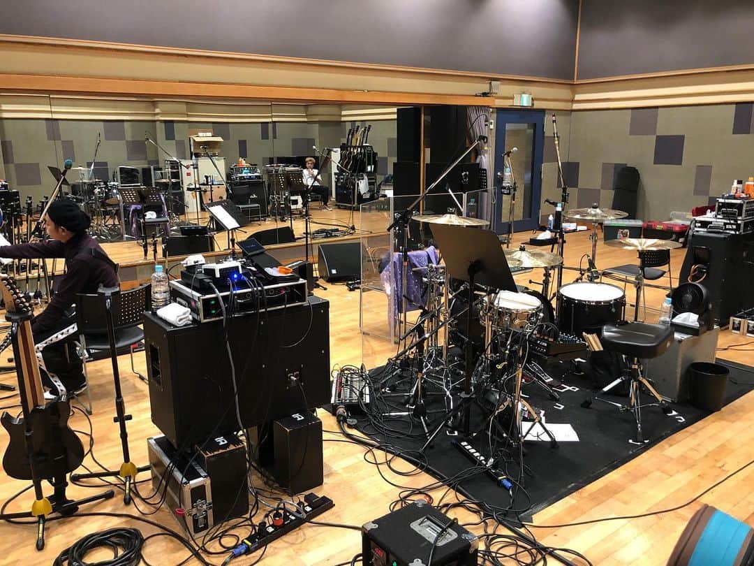 宮上元克のインスタグラム：「AKiリハーサル終了～ 「Rare Tracks」のタイトル通り暫く振りに演奏する曲が多かった  AKi 2020 「Live Stream #05 -Rare Tracks-」 2020年12月18日（金） START 19：00 dangercrue.com/AKi/live.php  #AKi」