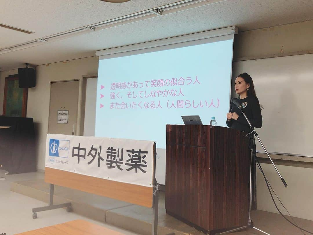 妃乃あんじさんのインスタグラム写真 - (妃乃あんじInstagram)「昨日は久しぶりの講演、初のオンライン生中継ということで、【キレイが私を強くする】のイベントで私は『私らしくキレイに生きる』というタイトルでお話しさせて頂きました。  今回義手、義足など障害お持ちの女性の方が対象のイベントでしたが、私のお伝えしたいことは障害あるなし関係なく、私を含めキレイになりたい人みんなに届けたい想いをお話ししました。 最後にかけて自分自身に言い聞かせるようなそんな講演になりました。  始まる5分くらい前まで設営トラブルでドタバタなまま始まりましたが、、始まると90分じゃ足りないくらいお話ししたいこといっぱい、、早口で何とか無事終わりました。。  司会のshunjiさんは世界1位のダンサー、2部の所作のみしぇるさんもお色気たっぷりでキュートなダンサー、素敵な皆さんとご一緒できて幸せでした。 そして、松田さん、角田さん、ヨジゲンズ様、日本アダプテッドブレイキン協会様、川村義肢様、中外製薬様、ハイヒールフラミンゴの皆様、AKIYA MOVIE様、文化庁様、ありがとうございました♡  終わった後お腹ペコペコで、帰って夜は父と行きつけの〈てんぐ〉さんへ。最高に味のあるお店で、お味も最高に美味しい焼肉やさん♡緊張したけど、良い一日でした。」12月14日 21時50分 - ange_hino