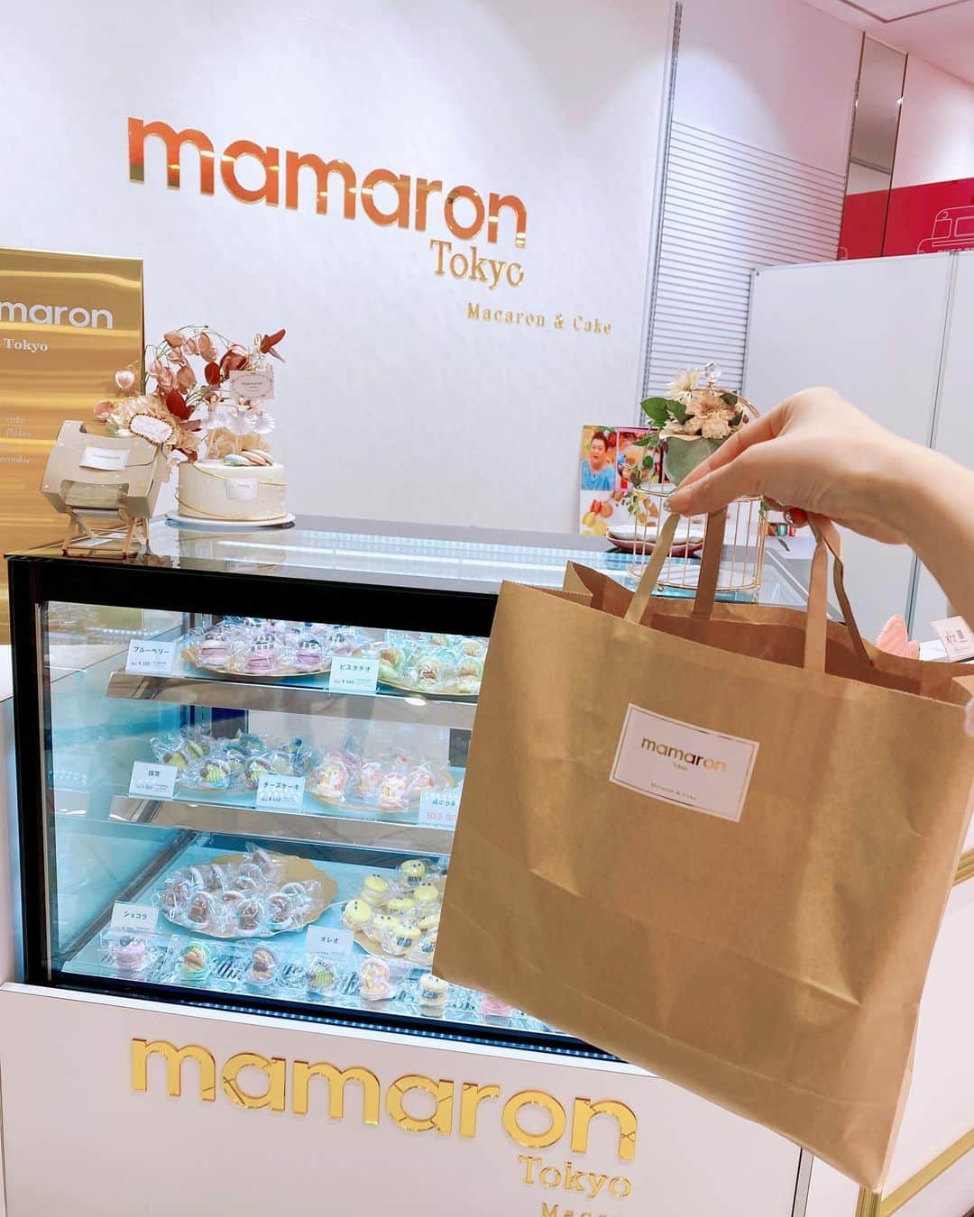 さわいえりさんのインスタグラム写真 - (さわいえりInstagram)「原宿にある韓国マカロンのお店 @mamarontokyo へマカロンのテイクアウト💗 アルタ原宿1階に入ってるよ♩  めっちゃカラフルで可愛いかたちのマカロンいっぱいあって、選ぶの大変だった☺️笑  見た目も可愛いけど、 クリームたっぷりで味も美味しいの〜✨ お土産とかにも喜ばれそうなマカロン⭐︎  新大久保のカフェのお店にも行きたい…☕︎  #mamaron #ママロン#トゥンカロン#韓国マカロン  #韓国スイーツ#mamarontokyo」12月14日 21時44分 - beauty_eri7