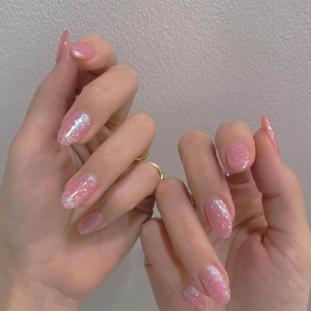 梅村実帆のインスタグラム：「new 💅🏻 ピンク → ホワイト  温度が上がると色が変わるの💞➿🤍」
