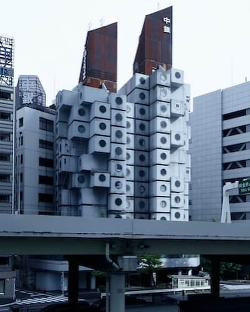 VERBALさんのインスタグラム写真 - (VERBALInstagram)「TOKYO🗼  ALMOST FIVE DECADES ON, THE FUTURE OF TOKYO’S FAMED METABOLIST STRUCTURE REMAINS INTACT. INSIDE THE UNREAL BUILD OF THE NAKAGIN CAPSULE TOWER. Read more on www.ambushdesign.com → “UNIVERSE”   半世紀前の「未来の東京の形」を、現代にそのまま残す中銀カプセルタワー。www.ambushdesign.com →「アンブッシュの世界」にて掲載。  #AMBUSH #UNIVERSE @ambush_official」12月14日 21時49分 - verbal_ambush