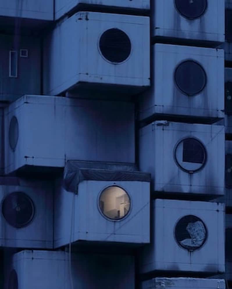 VERBALさんのインスタグラム写真 - (VERBALInstagram)「TOKYO🗼  ALMOST FIVE DECADES ON, THE FUTURE OF TOKYO’S FAMED METABOLIST STRUCTURE REMAINS INTACT. INSIDE THE UNREAL BUILD OF THE NAKAGIN CAPSULE TOWER. Read more on www.ambushdesign.com → “UNIVERSE”   半世紀前の「未来の東京の形」を、現代にそのまま残す中銀カプセルタワー。www.ambushdesign.com →「アンブッシュの世界」にて掲載。  #AMBUSH #UNIVERSE @ambush_official」12月14日 21時49分 - verbal_ambush