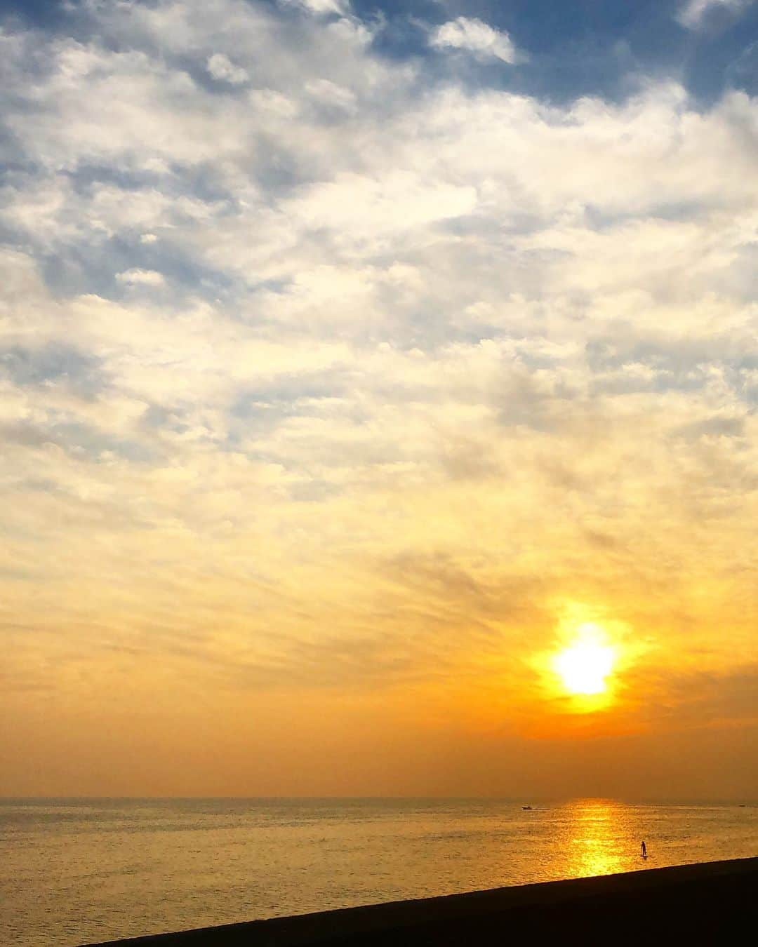 西尾春香のインスタグラム：「. 一昨日見た夕陽がめちゃくちゃ綺麗だった…🌞 綺麗な景色見てると心が浄化される気がする☺️🌞 . #夕陽 #夕焼け #写真 #風景 #海 #逗子  #うみ」