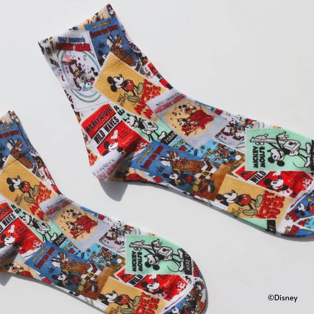 靴下屋公式アカウント（tabio）さんのインスタグラム写真 - (靴下屋公式アカウント（tabio）Instagram)「. “Mickey Design Art limited socks” 2020.12.14 Mon ON SALE！！ . 2020年12月14日(月)より Tabio公式オンラインストア @tabio.jp にて、 ミッキーマウスをデザインしたオリジナルソックスの 限定販売スタート！ https://tabio.com/jp/Disny_Mickey/  . photo: 様々なポスターアートを靴下全体に配置した、 ポップでカラフルなオリジナルプリントソックスです。 . ▷ミッキーマウス ポスターアートソックス No.021131962_¥2,750(税込) ※22-24cm No.022130014_¥2,750(税込) ※25-27cm . . #tabio #tabio_official #tabiosocks #タビオ #20aw #021131962 #022130014 #socks #sockstagram #sockstyle #socksoftheday #ソックス #ソックスコーデ #靴下 #靴下コーデ #くつした #足元くら部 #足元コーデ #今日の足元 #legfashion #レッグファッション #ミッキー #ミッキーマウス #ディズニー #disney #mickeymouse #ディズニーコラボ #ディズニーコラボ商品 #ディズニーグッズ #ミッキーソックス」12月14日 21時51分 - tabio.jp