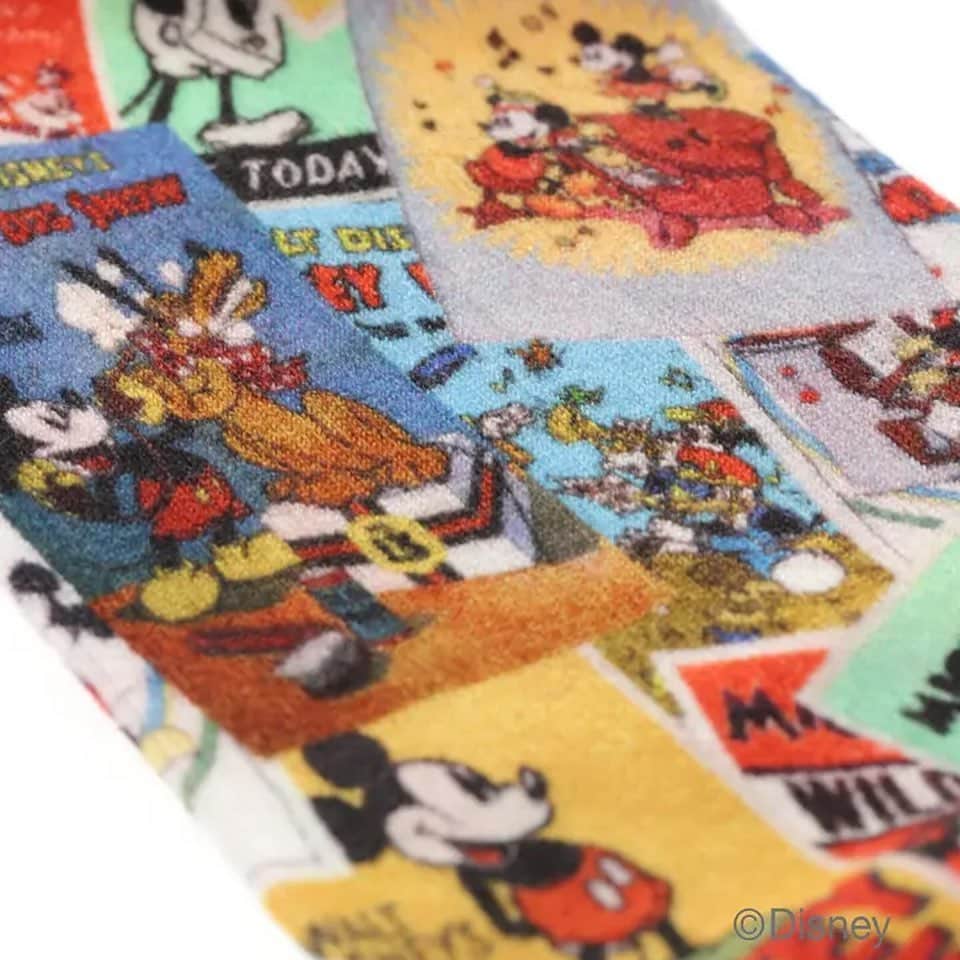 靴下屋公式アカウント（tabio）さんのインスタグラム写真 - (靴下屋公式アカウント（tabio）Instagram)「. “Mickey Design Art limited socks” 2020.12.14 Mon ON SALE！！ . 2020年12月14日(月)より Tabio公式オンラインストア @tabio.jp にて、 ミッキーマウスをデザインしたオリジナルソックスの 限定販売スタート！ https://tabio.com/jp/Disny_Mickey/  . photo: 様々なポスターアートを靴下全体に配置した、 ポップでカラフルなオリジナルプリントソックスです。 . ▷ミッキーマウス ポスターアートソックス No.021131962_¥2,750(税込) ※22-24cm No.022130014_¥2,750(税込) ※25-27cm . . #tabio #tabio_official #tabiosocks #タビオ #20aw #021131962 #022130014 #socks #sockstagram #sockstyle #socksoftheday #ソックス #ソックスコーデ #靴下 #靴下コーデ #くつした #足元くら部 #足元コーデ #今日の足元 #legfashion #レッグファッション #ミッキー #ミッキーマウス #ディズニー #disney #mickeymouse #ディズニーコラボ #ディズニーコラボ商品 #ディズニーグッズ #ミッキーソックス」12月14日 21時51分 - tabio.jp