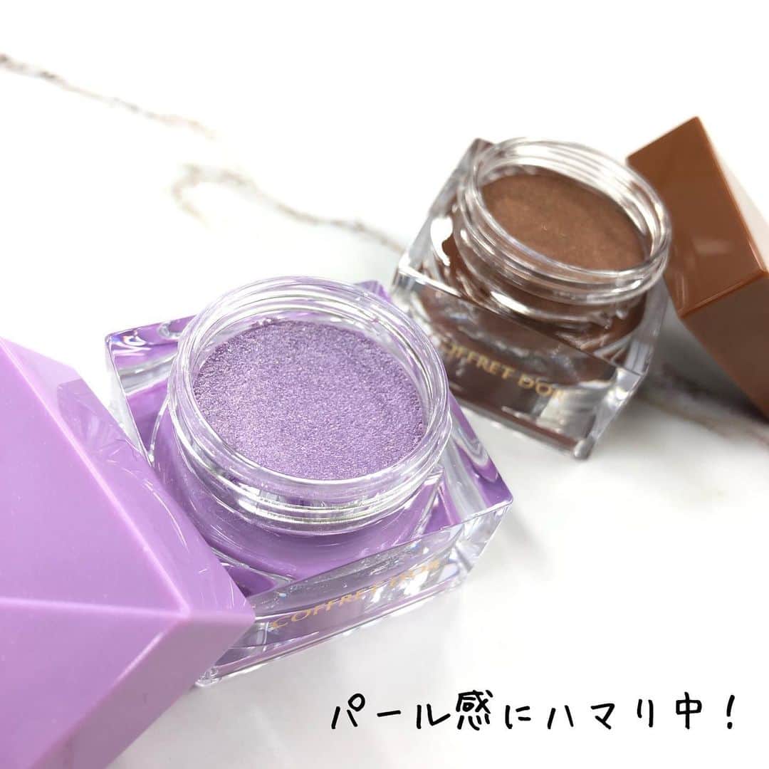 小西さやかのインスタグラム：「発売以来、アシスタント内でも、ファンが多いコフレドール　３Ｄトランスカラー　アイ＆フェイス 。 2021年2月16日に新色発売されます！ このシリーズ、個人的にはダントツベースカラーの明るい色が好きです！ と言いながら、オレンジは発色がいいセカンドカラーだったけどハマりまくってました。 . そして来年はこのパープルのラメ感が可愛すぎてやばいですね！ #コフレドール#コスメコンシェルジュ#プチプラ#プチプラコスメ」