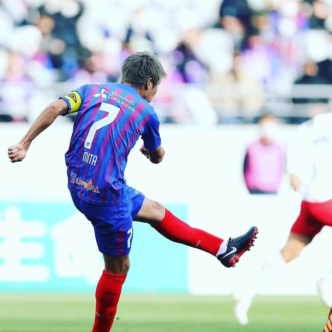 FC東京オフィシャルグッズさんのインスタグラム写真 - (FC東京オフィシャルグッズInstagram)「🔵🔴 vs #サンフレッチェ広島  熱いプレーでチームを引っ張った #東京のタマ 。 @hirotakamita  @fctokyoofficial  #三田啓貴 #FC東京 #fctokyo #tokyo」12月14日 21時52分 - fctokyoofficial