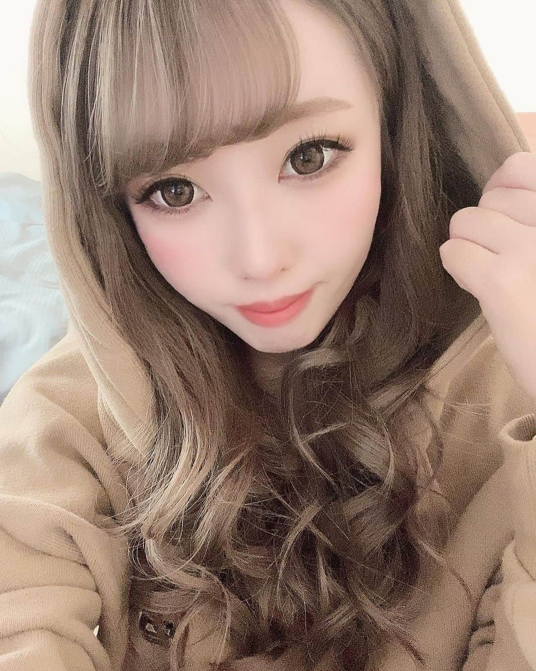 ゆんのインスタグラム：「🍓 . 今日も出勤しておる😌💓 . XEX TOKYOでいちごブュッフェ食べてきた😍 . BBAは甘いものよりご飯系の方が美味しく感じました😞 . #ガーデン #ガーデン川崎 #川崎 #横浜 #新宿 #歌舞伎町#六本木 #銀座 #名古屋 #ミナミ #北新地 #神奈川 #すすきの #キャバクラ #キャバ嬢 #ガールズバー #シャンパン  #水商売 #夜職 #キャバ嬢メイク #キャバ嬢ヘアメイク #キャバドレス #ドレス #いいね返し  #ポケパラ #ポケパラ関東 #ストロベリーブュッフェ #いちごブュッフェ #xextokyo」