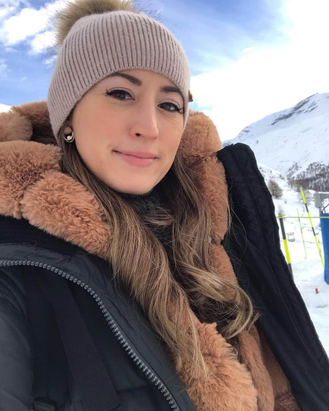 太田エイミーのインスタグラム：「久しぶりのセルフィー  雪で綺麗なライティング。Haven’t posted a selfie in ages! The sun and snow creates the perfect lighting. No filter needed🌟」
