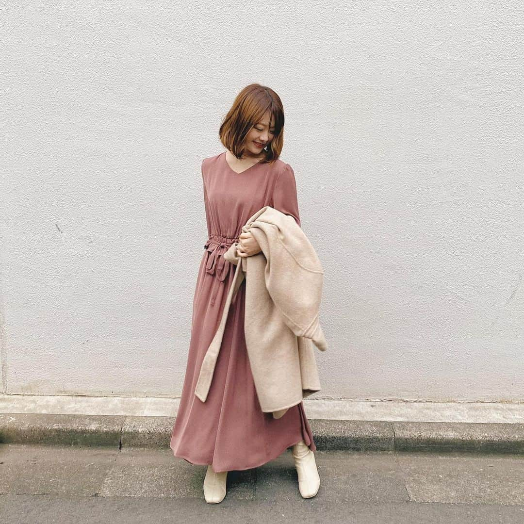 にたまごさんのインスタグラム写真 - (にたまごInstagram)「おちびコーデ🧣👡♥﻿ ﻿ ﻿ 前々から気になっていたcohinaで﻿ ワンピをゲットしました、、！！👗🤍﻿ ﻿ おちび専用なだけあって、肩の部分とか﻿ 丈感とか感動したので情報シェアする😳🙏🏻💭﻿ ﻿ 七分丈は十分丈でしか着れたことないし﻿ 階段はいつもシンデレラみたいに丈を上げて﻿ 歩いてるんだけどこれはピッタリだった〜😭泣﻿ ﻿ Sサイズとか低身長向けのお洋服たち﻿ もっと増えてくれ〜〜〜🥺🥺🥺♥﻿ ﻿ ┈┈┈┈┈┈┈┈┈┈┈┈┈┈┈┈┈┈┈┈﻿ #にたまご﻿ #cohina﻿ #低身長﻿ #低身長コーデ﻿ #150cmコーデ  #150cm  #ちび #ちびコーデ」12月14日 22時08分 - __nitamago__