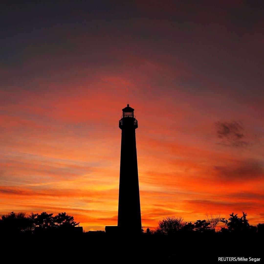 ABC Newsさんのインスタグラム写真 - (ABC NewsInstagram)「The sun sets behind the Cape May Lighthouse in Cape May, New Jersey, U.S.   #capemay #newjersey #sunsets」12月14日 22時00分 - abcnews