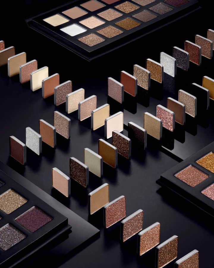 LORACさんのインスタグラム写真 - (LORACInstagram)「Line up 🖤 all shades in PRO Palette SOLEIL & NOIR are magnetized 🖤 to rearrange & customize - available now on LORAC.com & ULTA.com - link in bio!  Art Direction @chrissaltzman // Photo @blvckmattr @blvckmattrcreative // Styling @amy.lipnis  #LORAC #LORACCosmetics」12月14日 22時00分 - loraccosmetics