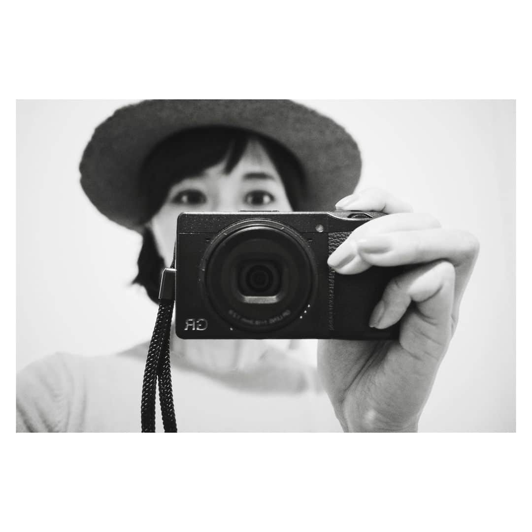 竹仲絵里さんのインスタグラム写真 - (竹仲絵里Instagram)「stand.fm「おやすみチャンネル」  #22  カメラトーク。RICOH GRⅢ と GRⅡ  頂きました質問レターより 愛用しているRICOH GRⅢ と GRⅡ の違いについて お話ししています。  カメラトーク。 なかなかマニアック配信となってしまいましたが 意外とよく訊かれることでもあったので わたしなりに感じたことを  今夜もおやすみ前のお供に☺️  #GR3 #GRist #カメラトーク #RICOH #tokyocameraclub #ig_japan #PHOS_JAPAN #東京カメラ部 #photolife #photo_jpn #カメラ女子 #写真好きと繋がりたい #snapshot #composition #exposure #art_of_japan #followme #standfm」12月14日 22時00分 - eri_takenaka