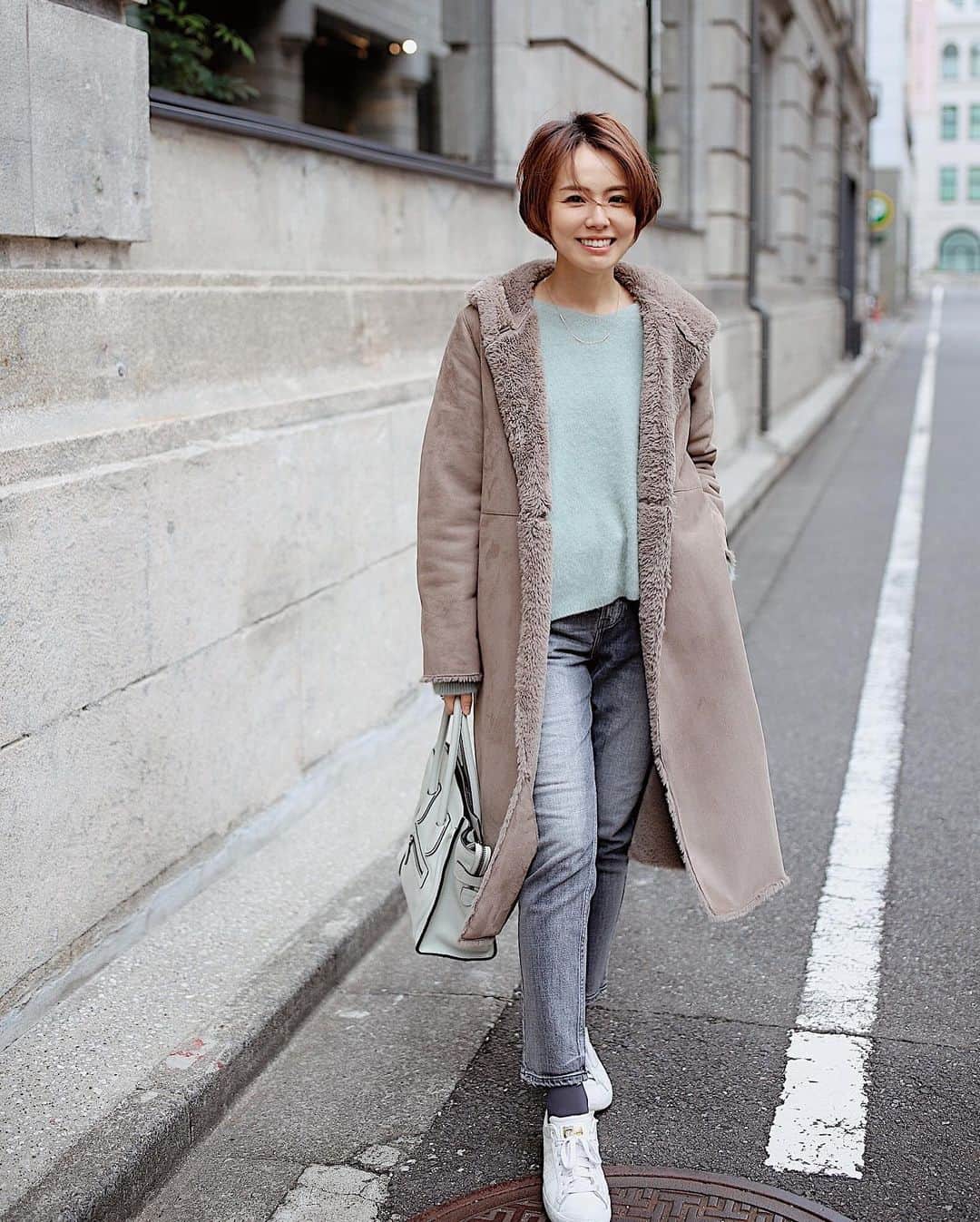 のインスタグラム：「. #擬態   今日の服、かわいい配色だなーと思って 写真撮ったんだけど、 図らずもめっちゃ擬態みたいになった件💁🏻‍♂️ 　 　 outer @beams_official  tops @noble.jp  bottom @upperhights  shoes @onitsukatigerjp  bag @celine  　 #ファッション #ファッションコーデ #きょコ #30代コーデ #デニムコーデ #ootd #fashiongram」