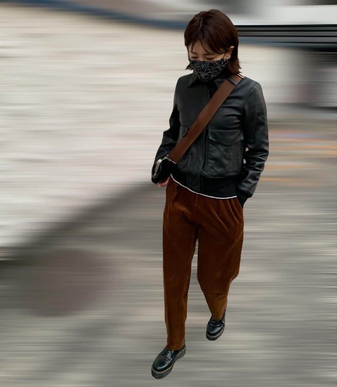 大橋未歩さんのインスタグラム写真 - (大橋未歩Instagram)「最近めっちゃ気に入ってる コーデュロイパンツに 母ちゃんのお古レザー。 「おじさん」みたいな服が 私服では大好き😍  2枚目はお仕事の自分。 スタイリストのみやまちゃんが 用意してくれる可愛い衣装☺️  両面とも自分でござるね☺️  #gojimu #きょコ  #レザー #JNBY」12月14日 22時01分 - o_solemiho815