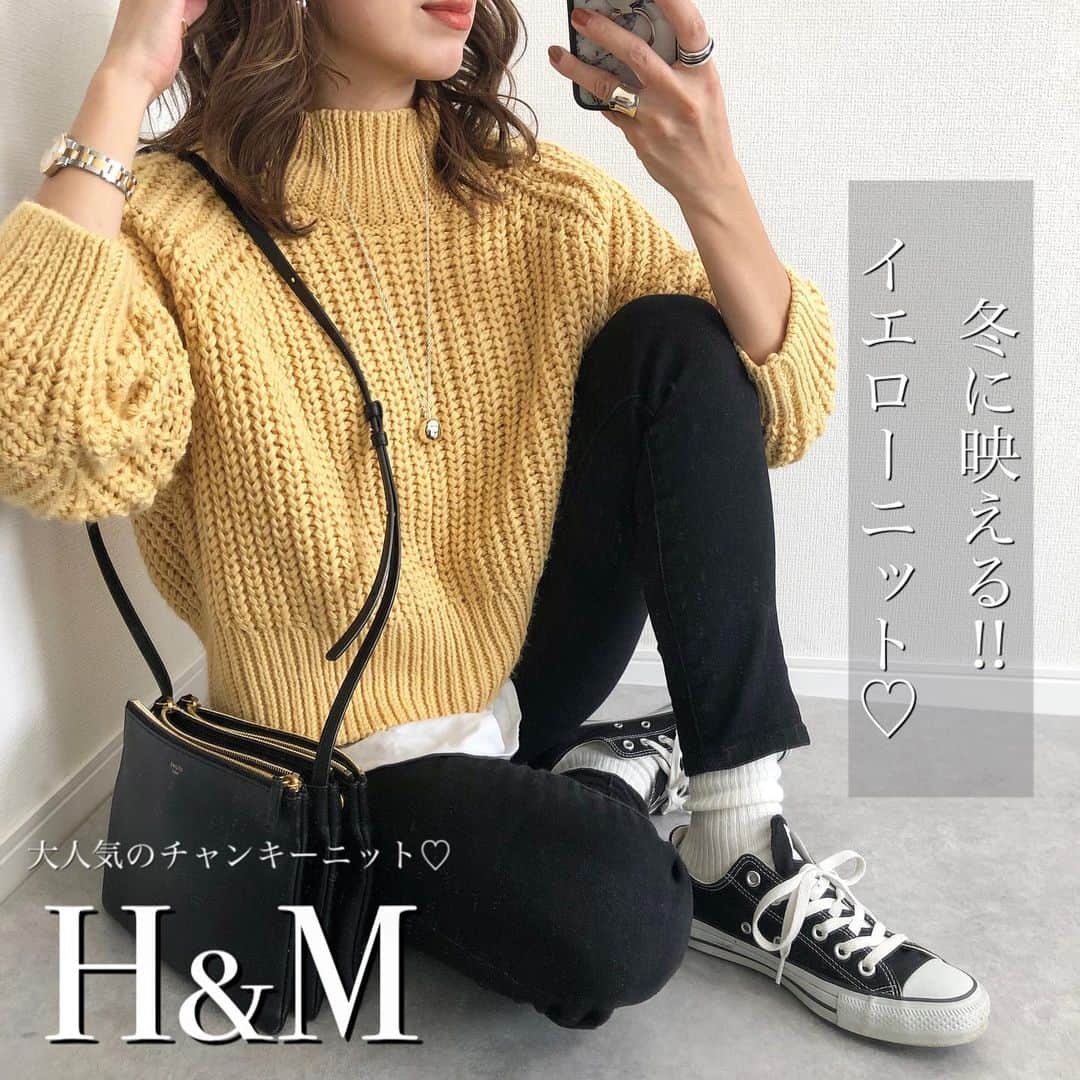 Miyoのインスタグラム：「2020.12.14 ・ 先日postしたH&Mのチャンキーニットを 着てみました♡ 6枚目に品番を載せています▷▷▷ ・ 暗くなりがちな冬コーデに 1点カラーを取り入れるだけで華やかな印象に☺️❄️ これくらいの丈だと白Tをレイヤードしても、ハイウエストパンツと合わせても どちらの着方もできるから使いやすい♥️ ・ チャンキーニット…#hm#handm スキニー… @reedit_official コットンロングシャツテールT…#UNIQLO ボアコート… @classicalelf_official ヒートテックソックス…#ユニクロ バッグ…#celine ネックレス… @chieko6 靴…#コンバース#ZARA#ザラ ・ ・ ・ #エイチアンドエム#チャンキーニット#ニット#冬コーデ#ザラコーデ#ザラジョ#ザラジョコーデ#レイヤードコーデ#ユニクロコーデ#ボアコート#ママコーデ#ママファッション#プチプラ#プチプラコーデ#プチプラファッション#シンプルコーデ#カジュアルコーデ#大人カジュアル#きれいめカジュアル#きれいめコーデ#大人可愛い#時尚」