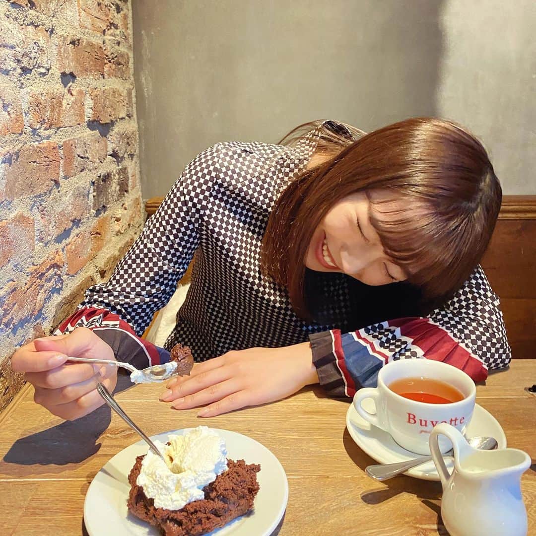 渥美友里恵のインスタグラム：「「🧁」﻿  ﻿ 撮影 by 母﻿ ﻿ 何かが相当面白かった様子☺︎﻿ 仲良し☺︎☺︎ ﻿ ﻿ #👩‍🍼 #改めて見ても #かなりの大爆笑ですね #素ですね #笑う門には福来る 💪🏻  今日もお疲れ様でした！！ ﻿」