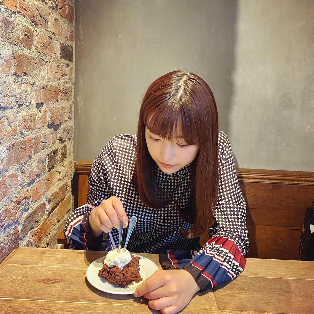 渥美友里恵さんのインスタグラム写真 - (渥美友里恵Instagram)「「🧁」﻿  ﻿ 撮影 by 母﻿ ﻿ 何かが相当面白かった様子☺︎﻿ 仲良し☺︎☺︎ ﻿ ﻿ #👩‍🍼 #改めて見ても #かなりの大爆笑ですね #素ですね #笑う門には福来る 💪🏻  今日もお疲れ様でした！！ ﻿」12月14日 22時02分 - yurie_atsumi_