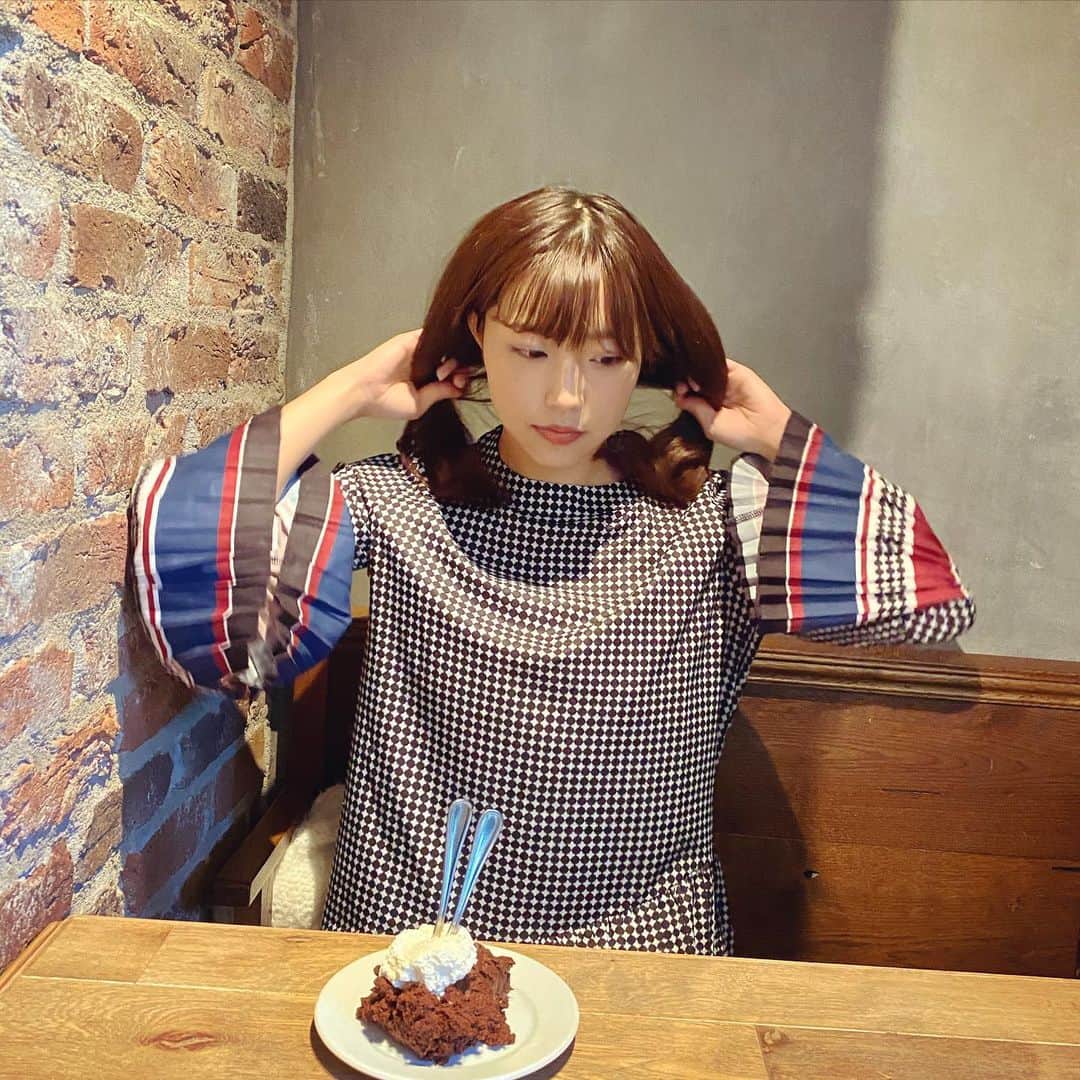 渥美友里恵さんのインスタグラム写真 - (渥美友里恵Instagram)「「🧁」﻿  ﻿ 撮影 by 母﻿ ﻿ 何かが相当面白かった様子☺︎﻿ 仲良し☺︎☺︎ ﻿ ﻿ #👩‍🍼 #改めて見ても #かなりの大爆笑ですね #素ですね #笑う門には福来る 💪🏻  今日もお疲れ様でした！！ ﻿」12月14日 22時02分 - yurie_atsumi_