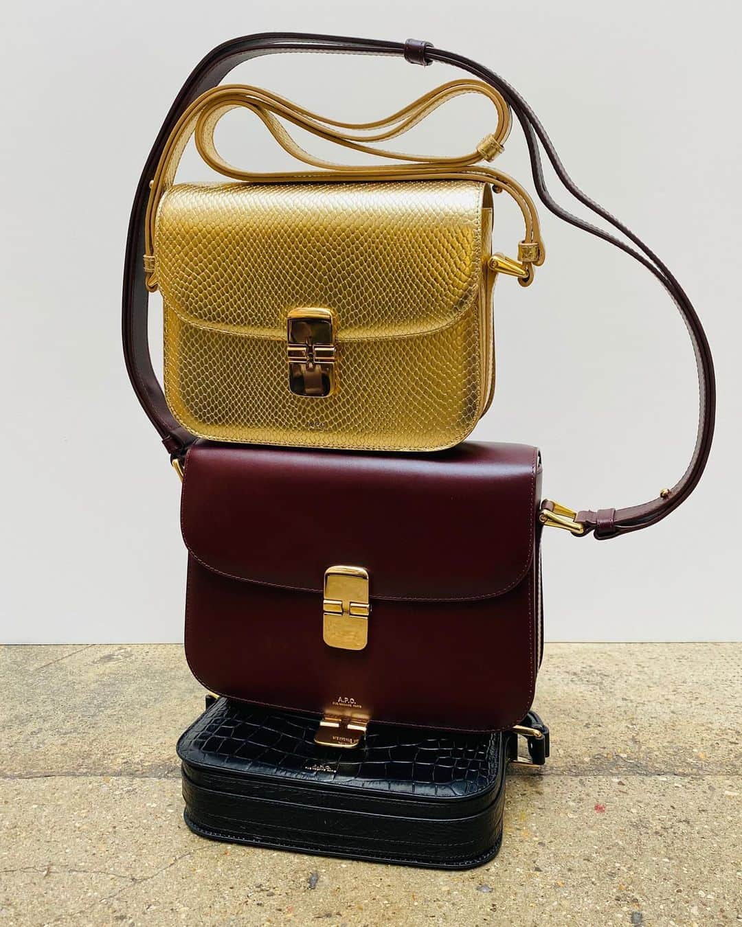 アーペーセーのインスタグラム：「A.P.C. Accessories F/W20 ⠀ ⠀ The Grace bag available in 2 sizes, in black crocodile motif, vino and goldtone lizard motif. ⠀ ⠀ Suzanne Koller, renowned stylist and A.P.C.'s long time friend and collaborator selected and shot some of our F/W20 collection at our headquarter in Paris. ⠀ ⠀ Available in stores and at apc.fr⠀ ⠀ Creative direction & Photography: @suzannekoller  ⠀ #APC #APCFW20 #APCaccessories #Gracebag #Paris」