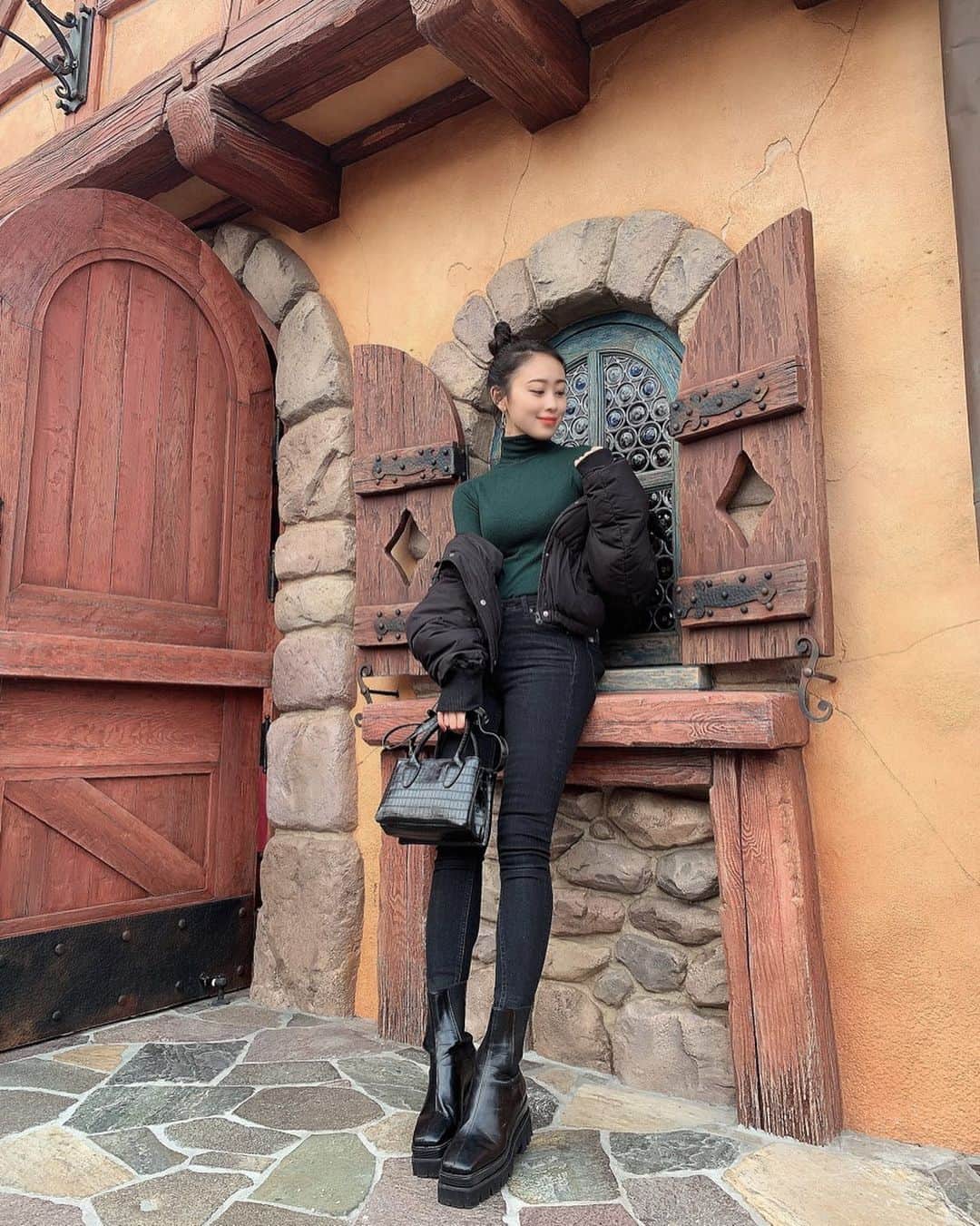 長沼南帆のインスタグラム：「最近届いたGYDAのバッグ😋﻿ 思ったよりも小さかったけど、大容量でびっくり✨﻿ ﻿ ﻿ デザインも機能性も抜群でお気に入り💕﻿ ﻿ ﻿ ﻿ ﻿ ﻿ ﻿ ﻿ ﻿ ﻿ ﻿ ﻿ ﻿ #黒髪　#黒髪ロング　#rq #レースクイーン　#memory #黒髪ロングストレート　#秋　#秋服　#脚長コーデ　#supergt #スーパーgt #撮影会 #rq撮影会　#wing #wing撮影会　#Ktunesracing #gt300 #ゴルフ　#コスチューム　#コスチューム大賞　﻿ #ootd #fashion」