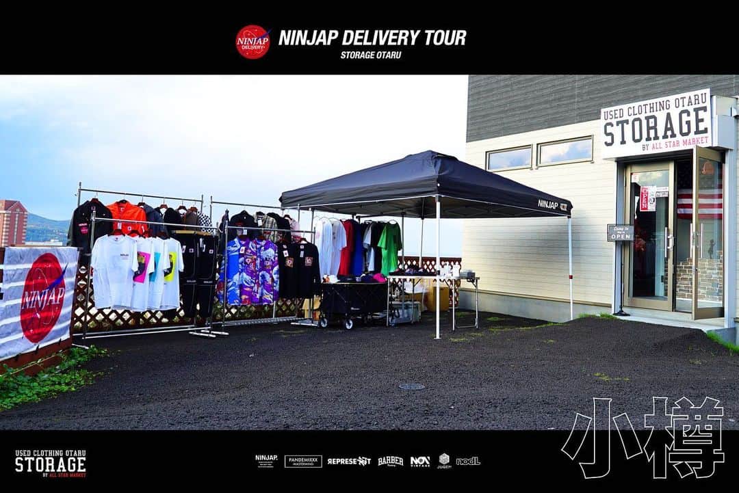 MARTONのインスタグラム：「NINJAP DELIVERY TOUR [ 小樽 ]  コロナ禍という事もあり、新しい展示ツアーの形として行った今回のツアー。 [NINJAP DELIVERY TOUR ]と称し、展示車両で全道を周り、全会場屋外で万全の感染症対策を講じた展示販売会を開催いたしました。  今回の記念すべき第一弾は小樽、北海道を代表するヴィンテージウェアのセレクトショップ[ STORAGE OTARU ]🔥  小樽を一望できる最高のロケーションで展示会をさせて頂きました！  屋外に展示ブースを設営し、皆様をお迎えさせて頂きました。  コロナで難しい現状の中でしたが、沢山のお客様がご来場頂き本当にありがとうございました🙏🙏  快くタイアップして頂き、終始サポートして下さったSTORAGEのHIROKIさん、AIさん そして企画からサポートしてくれたタクミ君今回は本当にありがとうございました😊  HIROKIさんとは更に今後一緒に様々な新しいプロジェクトで動いて行きますので楽しみです！🔥  また改めて一緒にPOPUP等も行う予定ですのでお楽しみにしていてください！  今回の出会いを一生大事に致します😊🙏  STORAGEでは他には手に入らない古着を扱っております。 他にも小樽市内に輸入古着専門店「オールスターマーケット」を3店舗展開しておりますので、  小樽に行った際は皆さん是非お立ち寄りください！⚡️  STORAGE : 小樽市若竹18-25  第一弾という事もあり設営からバタバタと動き、自分が店頭に立っている事もあり、写真などは全然撮れなかった事が残念でしたが、本当に有意義な時間でした。  今回携わってくださった方々、告知など力を貸してくれた沢山の仲間逹。 改めて本当にありがとうございました！🙇🏻‍♂️🙇🏻‍♂️  #北海道#小樽 #古着屋ストレージ #オールスターマーケット #小樽古着 #小樽古着屋#otaru#usedclothing#storageotaru#NINJA#NINJAP#ART#hokkaido#pandemixxx#represent#barberfactory#notvintage#jugem#nodl#seafoodmafia#忍者#札幌#street#アパレルブランド#和#japn#japanese/ナマラヤバイ」