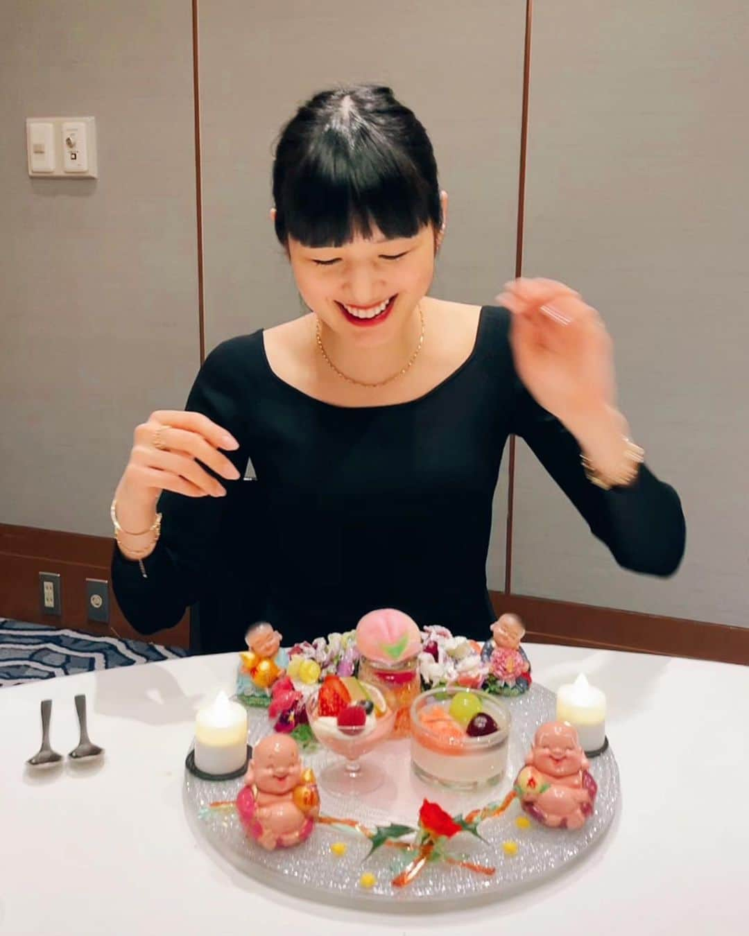 新井貴子さんのインスタグラム写真 - (新井貴子Instagram)「When my friends celebrated my birthday🎂💛 Sooooo happy!  友人達からお誕生日のお祝いをしてもらい感謝してもしきれないweekでした🙏🏻✨」12月14日 22時09分 - kikoarai