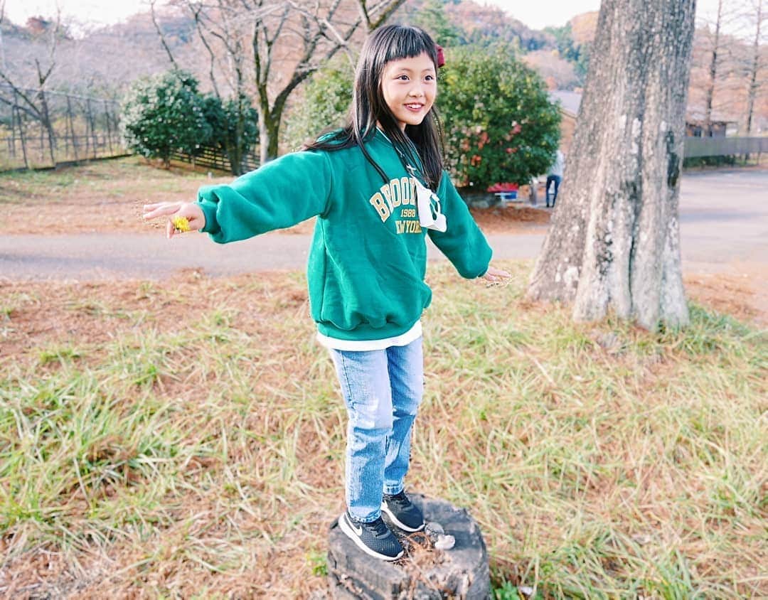 のインスタグラム：「#coordinate  . . 先日のフリマ。  本を買いたくて ｢いま200円しかない･･･｣といって悲しそうにしてると ｢俺出してやるよ｣と兄さんに買ってもらってる妹。  ･･･いや、その前に結構あなた買い物してるからね。 だいぶ買い物したから200円になったんだからね？ と言いたい気持ちを兄さんのために我慢した母でした。 . . この日のなぁちゃんcoordinateは全身 私もお気に入り @dholic_official の キッズライン @dholic_kids_official のもの。  カジュアルもガーリーも豊富！ かなり重宝してるマスクストラップもとってもプチプラ✨  ストーリーズにもリンク貼るので ぜひcheckしてみてください▷▶︎▷▶︎」