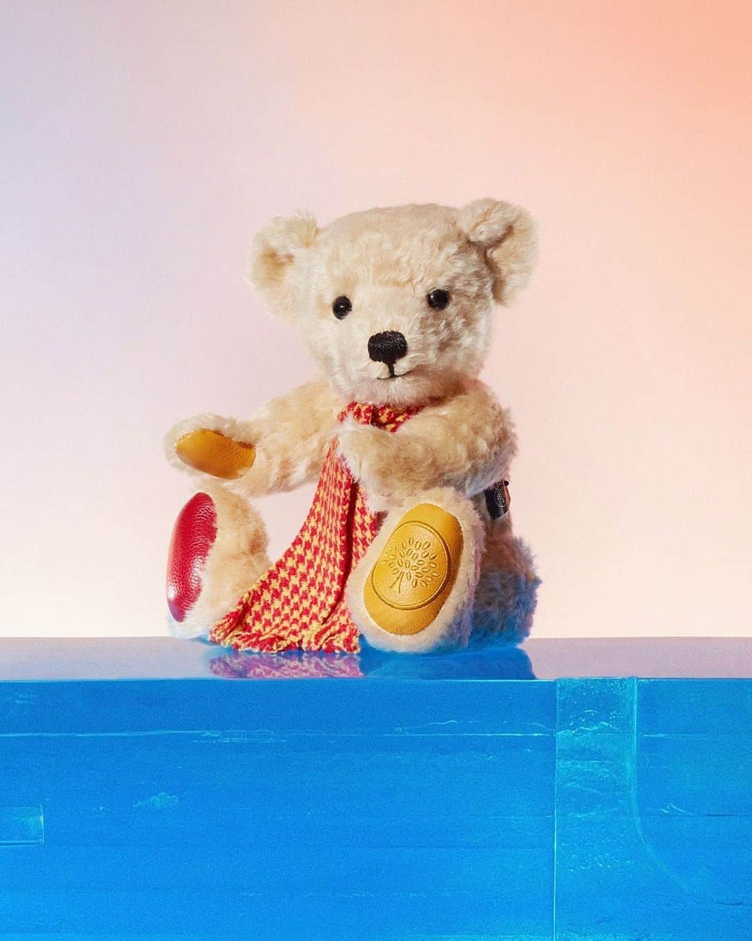 マルベリーさんのインスタグラム写真 - (マルベリーInstagram)「Handmade by Merrythought⁠⠀ .⁠⠀ The Limited Edition teddy bear by @merrythoughtbears for Mulberry. ⁠⠀ .⁠⠀ #MulberryFestive #MulberryGifts」12月14日 22時10分 - mulberryengland