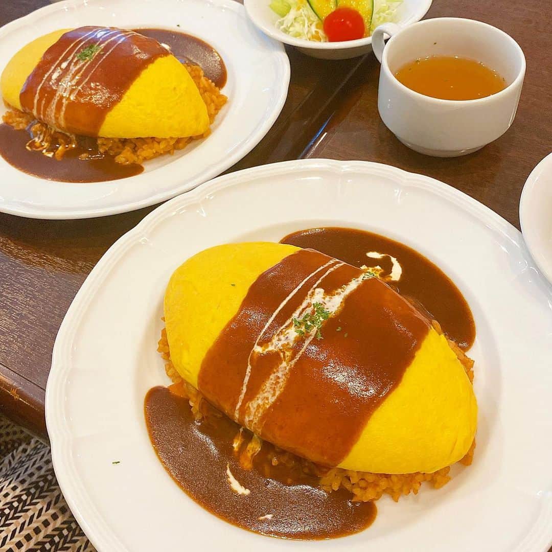 出口結菜さんのインスタグラム写真 - (出口結菜Instagram)「《🦌#奈良　#ゆき亭》﻿ ﻿ ﻿ チキンライス🍗の上に﻿ 外はふわふわ！！﻿ 中はトロトロのオムレツがのってるオムライス🍳‼️﻿ ﻿ ﻿ 中の卵は﻿ ◎トロトロ、ぷるぷるで、めっちゃキラキラしてる✨✨﻿ ﻿ ﻿ ﻿ ケチャップソースとデミグラスソースがあって、﻿ ﻿ 私はデミグラスソースを選んだんやけど、﻿ ほんのり甘くて、優しいデミグラスソースやから﻿ 卵とよく合う☺️☺️☺️﻿ ﻿ ﻿ ﻿ 量も女子大生で丁度良い満腹感やから、﻿ 男性は大盛りでも良いかも🙆‍♀️🙆‍♀️﻿ ﻿ ﻿ ﻿ ＼＼＼‼️‼️行列の先にある旨味‼️‼️／／／﻿ （平日の開店過ぎに行って約15分並んだけど、徐々に列が長くなってました😳😳）﻿ ﻿ 行列防止のため店内利用時間は約30分❕❕❕ ﻿ ﻿ ﻿ ﻿ #奈良グルメ #ゆき亭オムライス #オムライス #デミグラスソース  #奈良ランチ #ならまち #ならまちランチ #ならまち散策 #デミグラスオムライス #チキンライス #ふわとろオムライス #ふわとろ #半熟オムライス #半熟卵 #卵料理 #行列グルメ #行列店 #安くて美味しい #人気店 #ランチ #女子会ランチ  #食べ物 #食べ物記録 #グルメ #グルメ女子 #美味しいお店 #food #ラビグルメ」12月14日 22時12分 - yui_laby0622