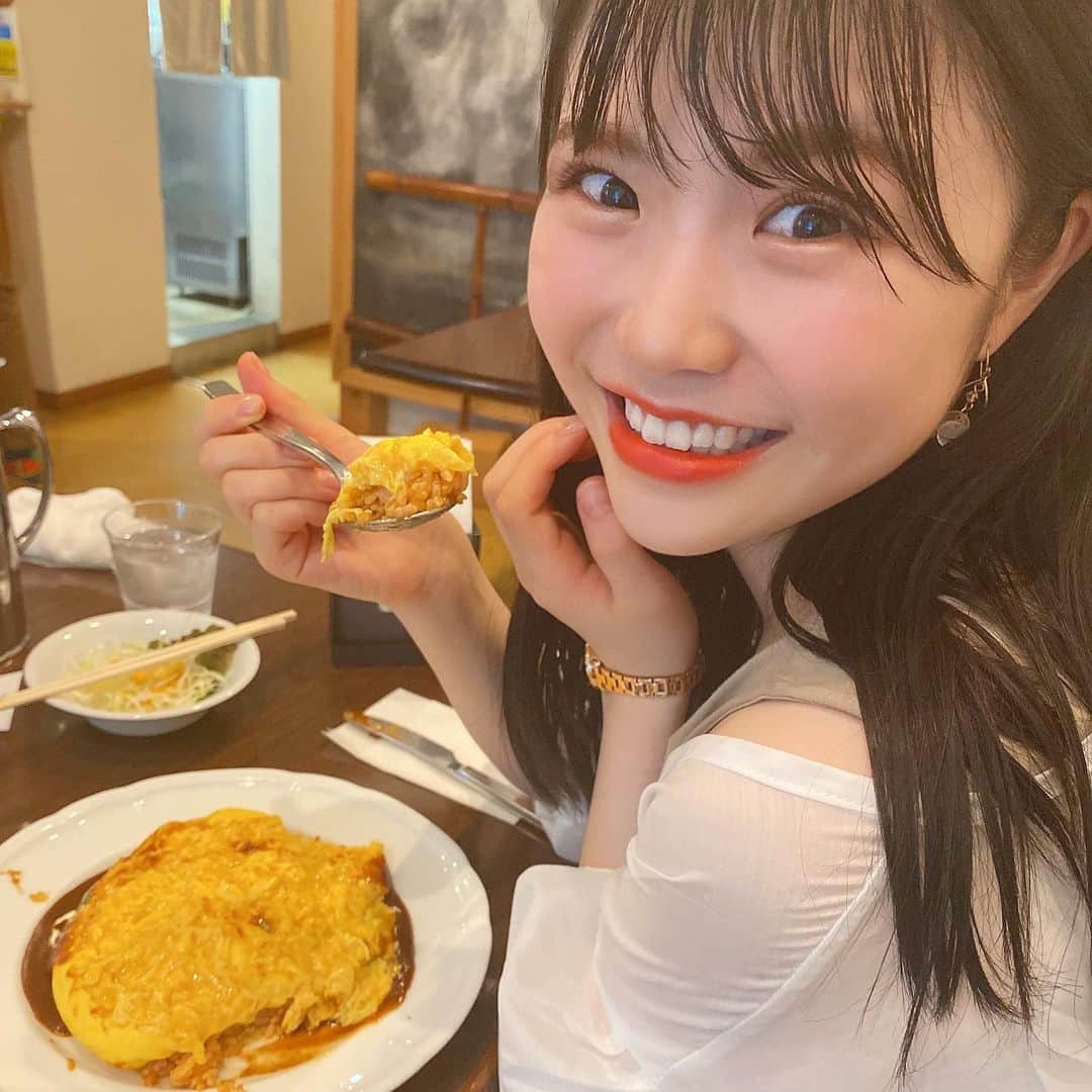 出口結菜さんのインスタグラム写真 - (出口結菜Instagram)「《🦌#奈良　#ゆき亭》﻿ ﻿ ﻿ チキンライス🍗の上に﻿ 外はふわふわ！！﻿ 中はトロトロのオムレツがのってるオムライス🍳‼️﻿ ﻿ ﻿ 中の卵は﻿ ◎トロトロ、ぷるぷるで、めっちゃキラキラしてる✨✨﻿ ﻿ ﻿ ﻿ ケチャップソースとデミグラスソースがあって、﻿ ﻿ 私はデミグラスソースを選んだんやけど、﻿ ほんのり甘くて、優しいデミグラスソースやから﻿ 卵とよく合う☺️☺️☺️﻿ ﻿ ﻿ ﻿ 量も女子大生で丁度良い満腹感やから、﻿ 男性は大盛りでも良いかも🙆‍♀️🙆‍♀️﻿ ﻿ ﻿ ﻿ ＼＼＼‼️‼️行列の先にある旨味‼️‼️／／／﻿ （平日の開店過ぎに行って約15分並んだけど、徐々に列が長くなってました😳😳）﻿ ﻿ 行列防止のため店内利用時間は約30分❕❕❕ ﻿ ﻿ ﻿ ﻿ #奈良グルメ #ゆき亭オムライス #オムライス #デミグラスソース  #奈良ランチ #ならまち #ならまちランチ #ならまち散策 #デミグラスオムライス #チキンライス #ふわとろオムライス #ふわとろ #半熟オムライス #半熟卵 #卵料理 #行列グルメ #行列店 #安くて美味しい #人気店 #ランチ #女子会ランチ  #食べ物 #食べ物記録 #グルメ #グルメ女子 #美味しいお店 #food #ラビグルメ」12月14日 22時12分 - yui_laby0622
