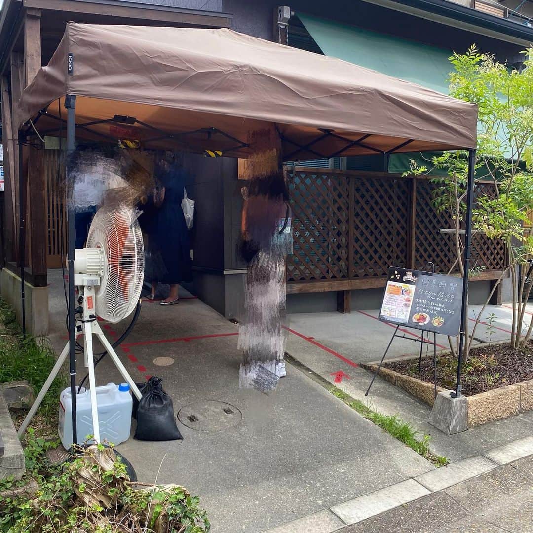 出口結菜さんのインスタグラム写真 - (出口結菜Instagram)「《🦌#奈良　#ゆき亭》﻿ ﻿ ﻿ チキンライス🍗の上に﻿ 外はふわふわ！！﻿ 中はトロトロのオムレツがのってるオムライス🍳‼️﻿ ﻿ ﻿ 中の卵は﻿ ◎トロトロ、ぷるぷるで、めっちゃキラキラしてる✨✨﻿ ﻿ ﻿ ﻿ ケチャップソースとデミグラスソースがあって、﻿ ﻿ 私はデミグラスソースを選んだんやけど、﻿ ほんのり甘くて、優しいデミグラスソースやから﻿ 卵とよく合う☺️☺️☺️﻿ ﻿ ﻿ ﻿ 量も女子大生で丁度良い満腹感やから、﻿ 男性は大盛りでも良いかも🙆‍♀️🙆‍♀️﻿ ﻿ ﻿ ﻿ ＼＼＼‼️‼️行列の先にある旨味‼️‼️／／／﻿ （平日の開店過ぎに行って約15分並んだけど、徐々に列が長くなってました😳😳）﻿ ﻿ 行列防止のため店内利用時間は約30分❕❕❕ ﻿ ﻿ ﻿ ﻿ #奈良グルメ #ゆき亭オムライス #オムライス #デミグラスソース  #奈良ランチ #ならまち #ならまちランチ #ならまち散策 #デミグラスオムライス #チキンライス #ふわとろオムライス #ふわとろ #半熟オムライス #半熟卵 #卵料理 #行列グルメ #行列店 #安くて美味しい #人気店 #ランチ #女子会ランチ  #食べ物 #食べ物記録 #グルメ #グルメ女子 #美味しいお店 #food #ラビグルメ」12月14日 22時12分 - yui_laby0622